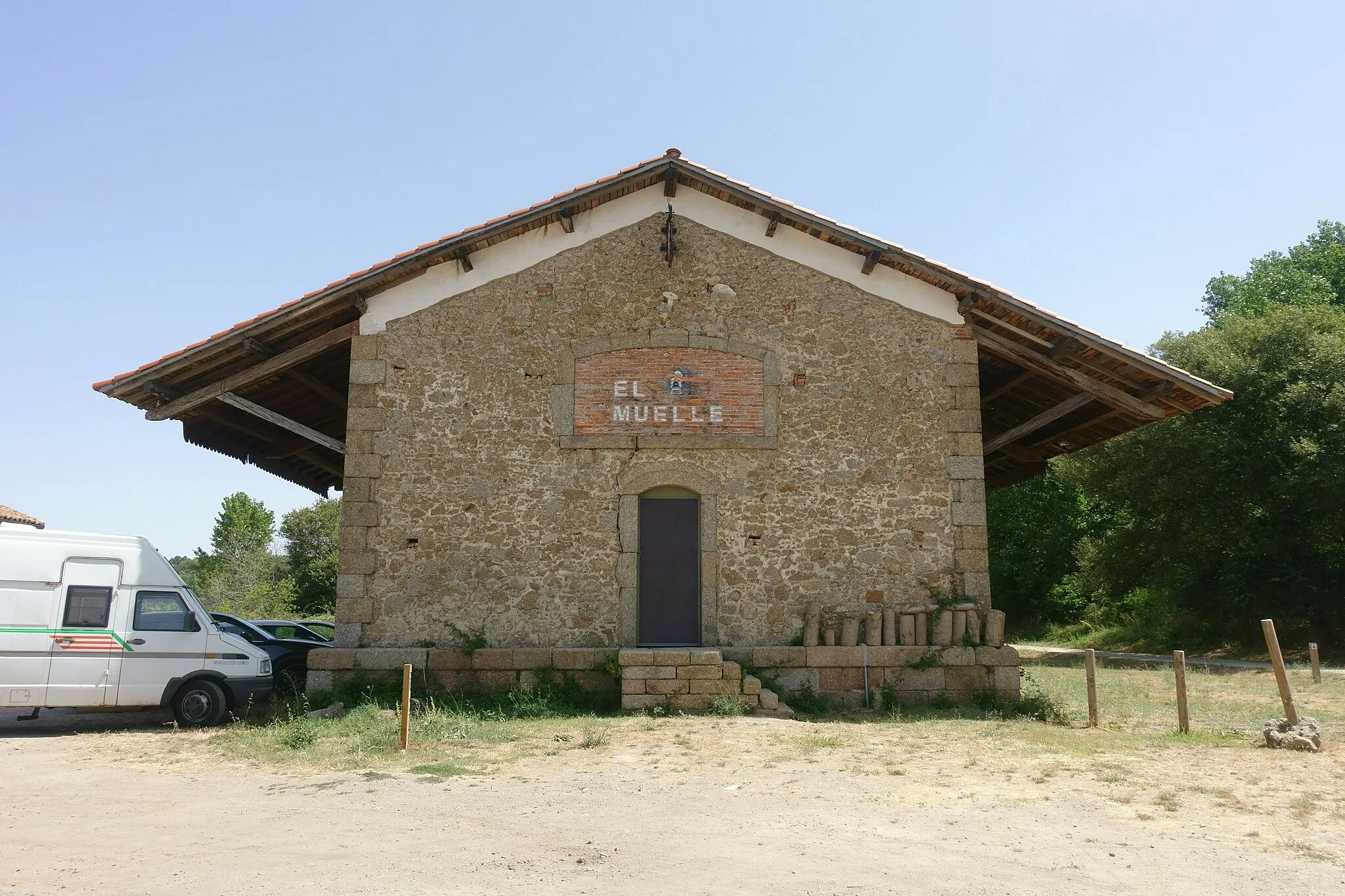 Photo showing: Muelle de carga de la antigua estación de ferrocarril de Puerto de Béjar (Salamanca, España).