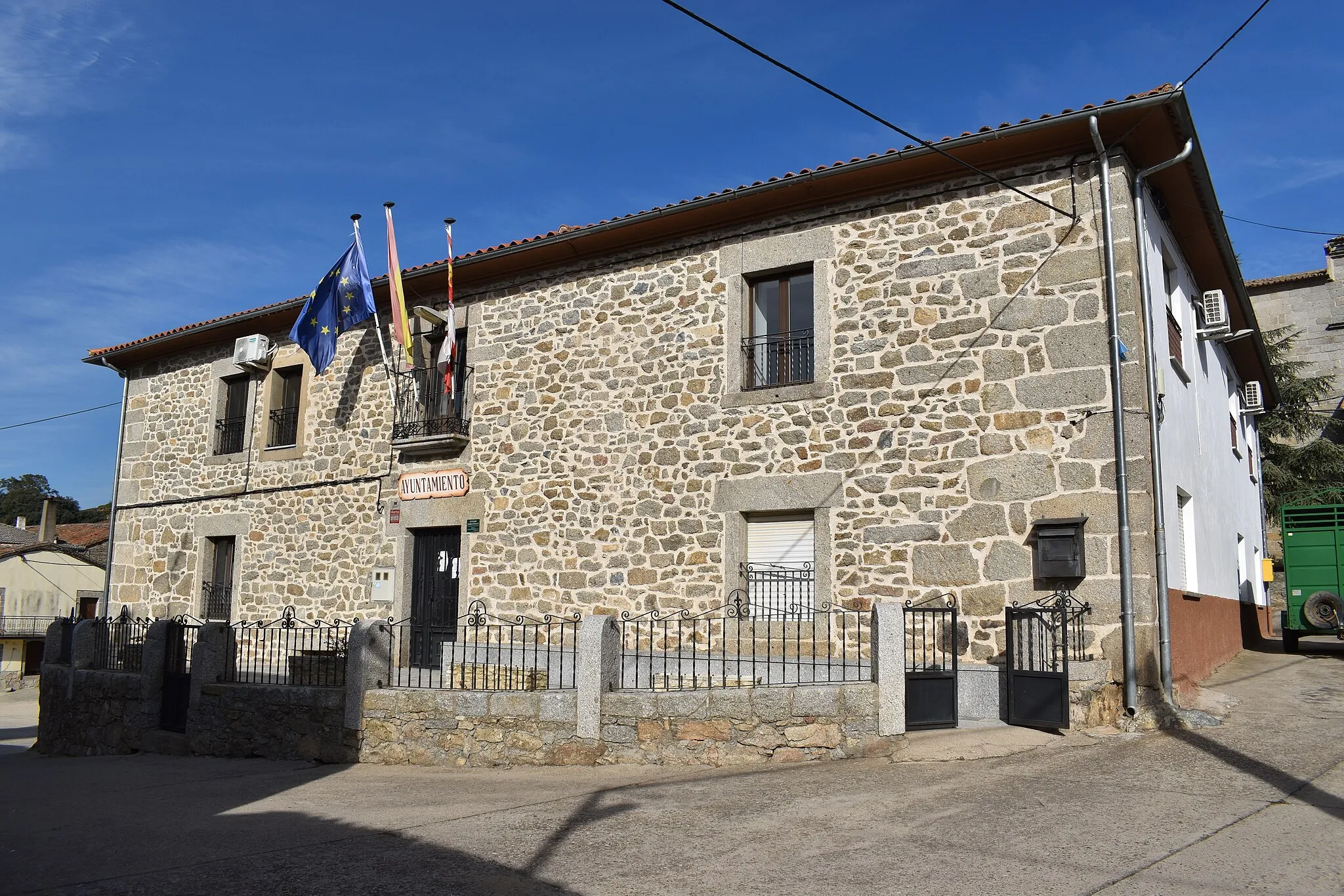 Photo showing: Valdefuentes de Sangusín - casa consistorial