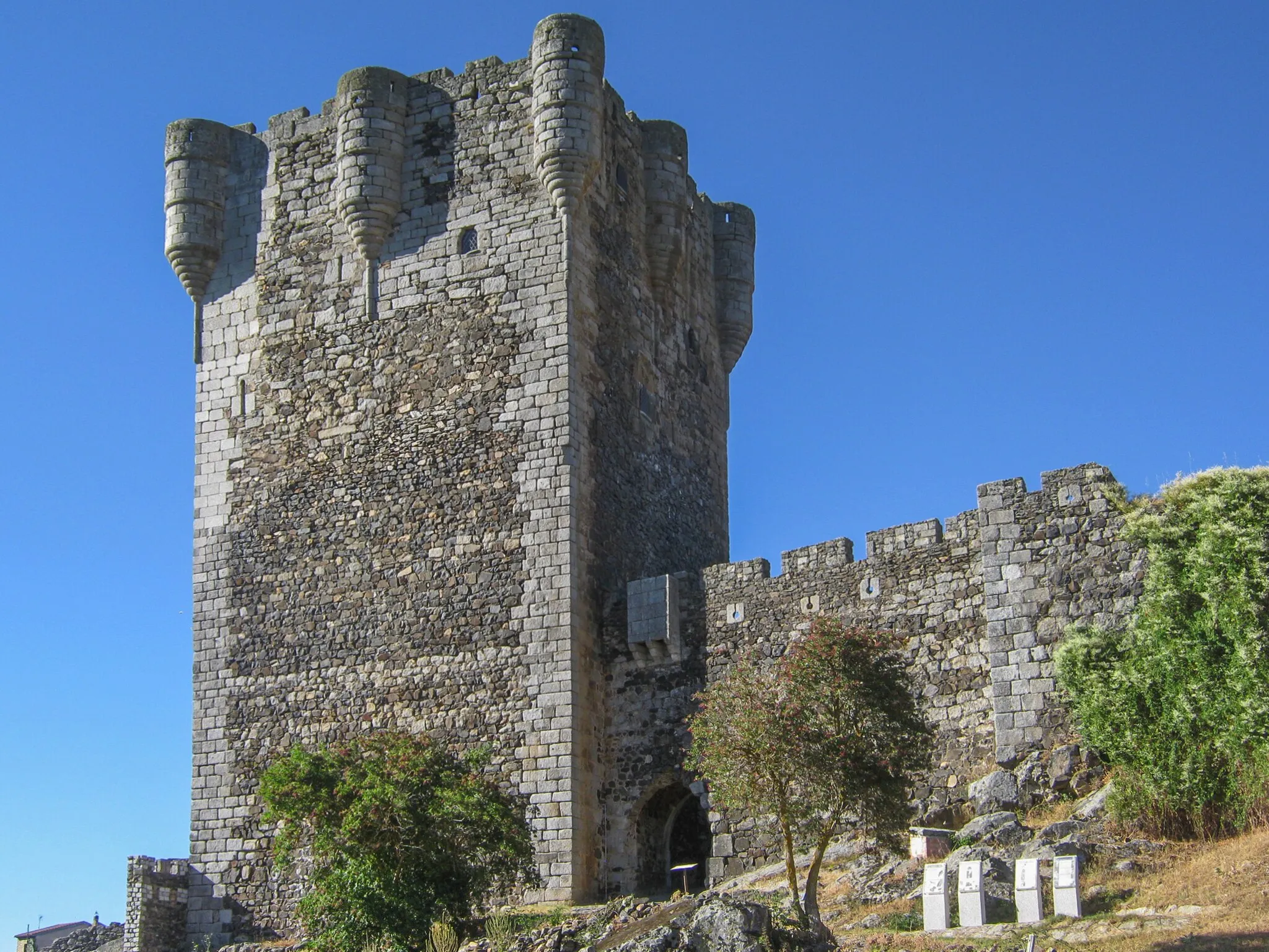 Photo showing: Castillo de Monleón y puerta de Coria, en la localidad de Monleón, parte del antiguo Reino de León