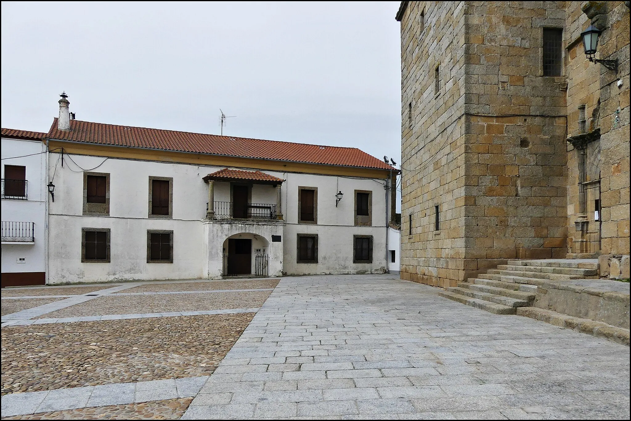 Photo showing: Wellington's headquarter on three occasions during the Peninsular War, between 1811 and 1812 : August to September 1811, November 1811, and April to June 1812.
Private property.

Location : Plaza de la Constitución, next to the entrance to the church San Juan Bautista.