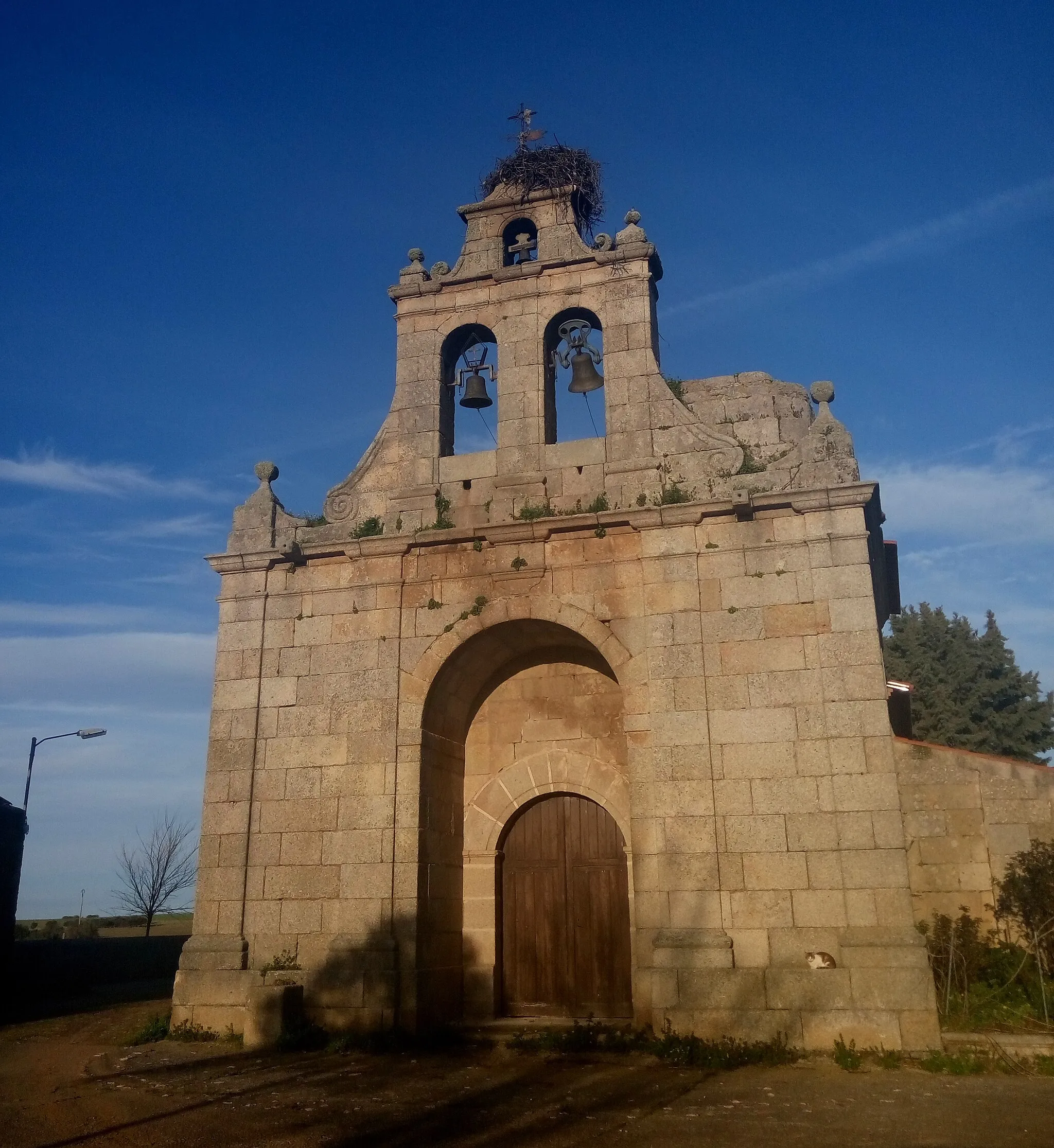 Photo showing: Portada y espadaña de la iglesia de San Juan Bautista, en Villar de Argañán.