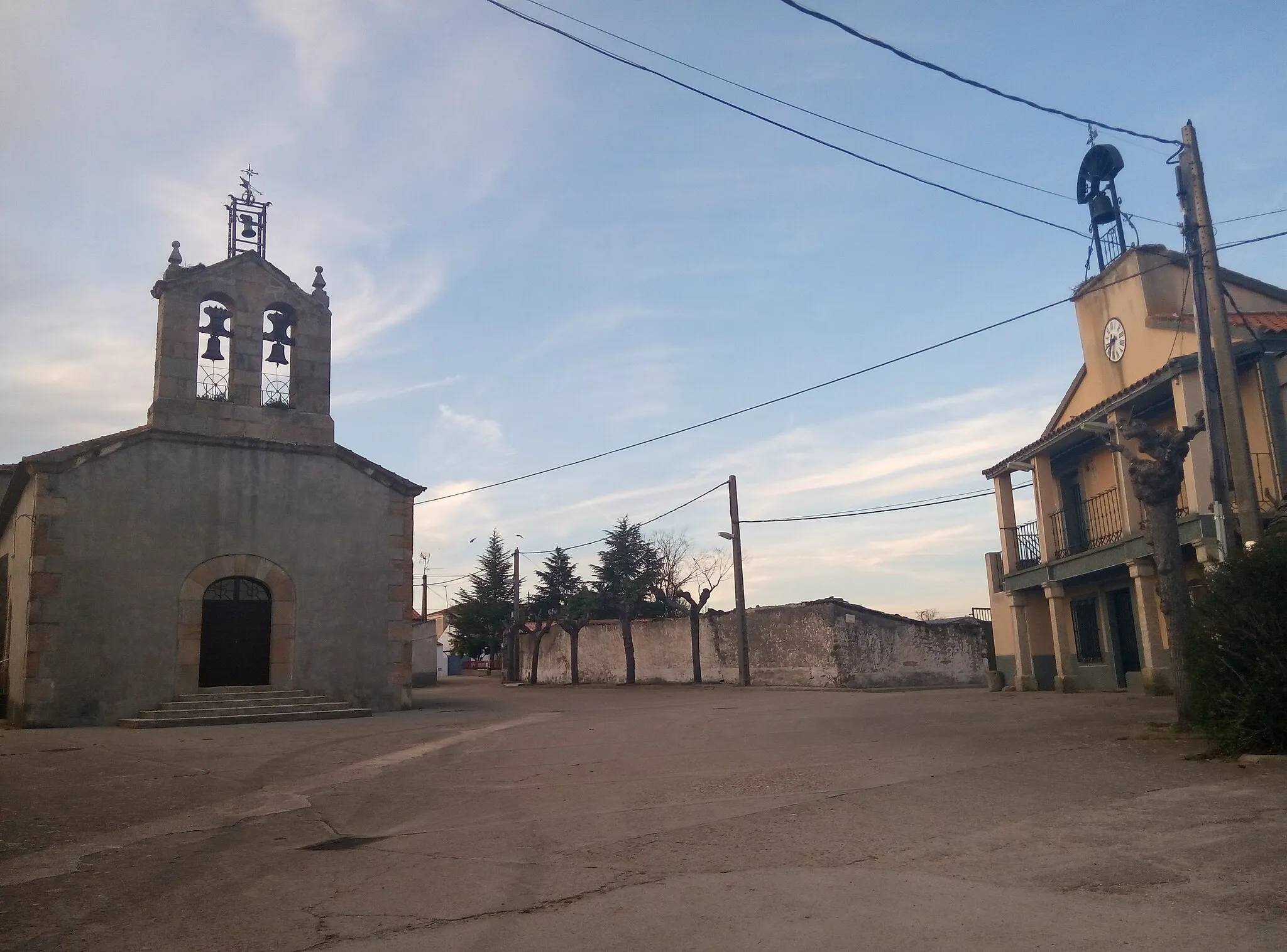 Photo showing: Plaza mayor de Carpio de Azaba, con la iglesia de Nuestra Señora de la Asunción y el Ayuntamiento.