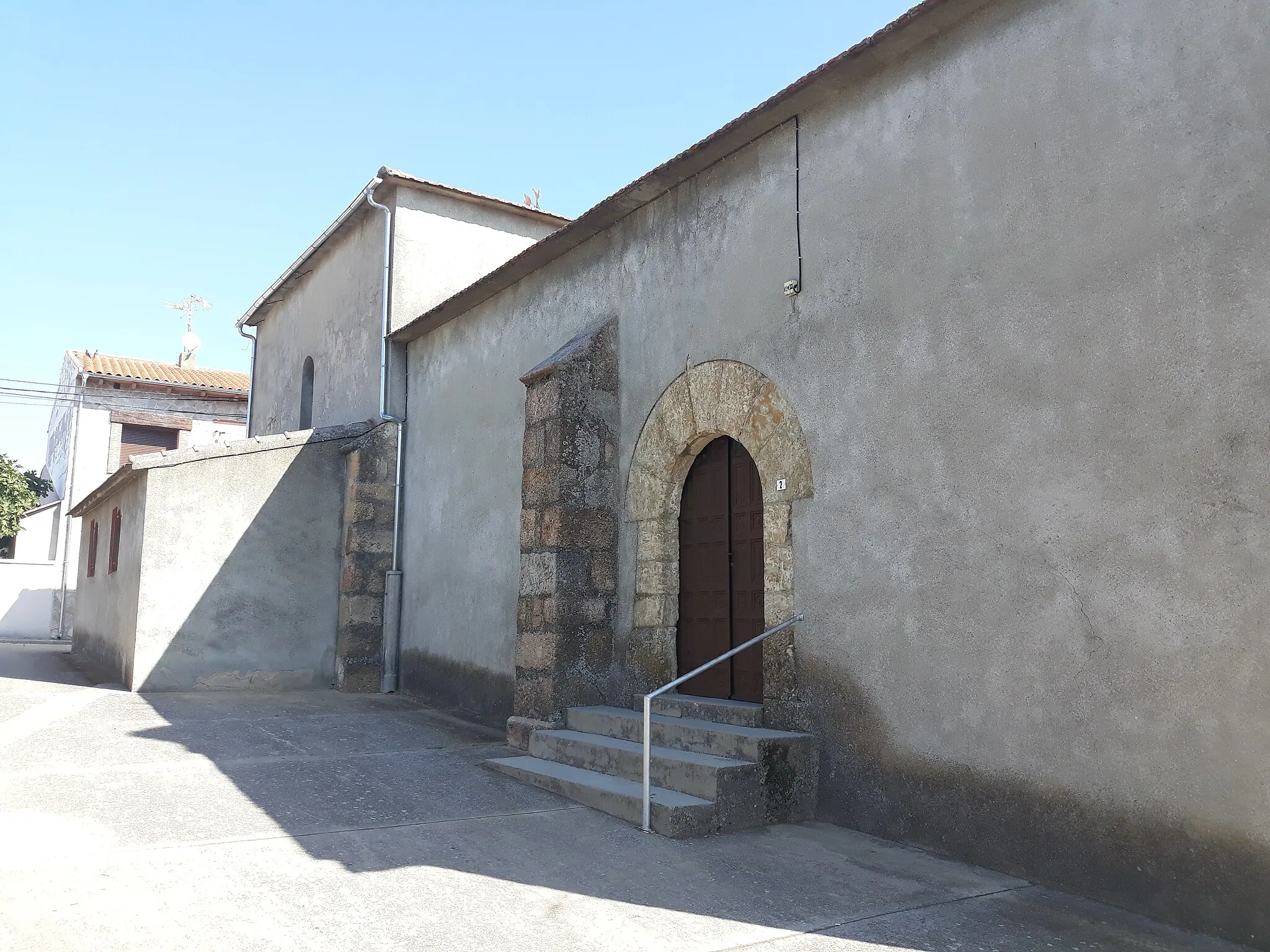 Photo showing: Puerta lateral, contrafuertes y sacristía de la Iglesia de La Purísima Concepción de Carpio de Azaba