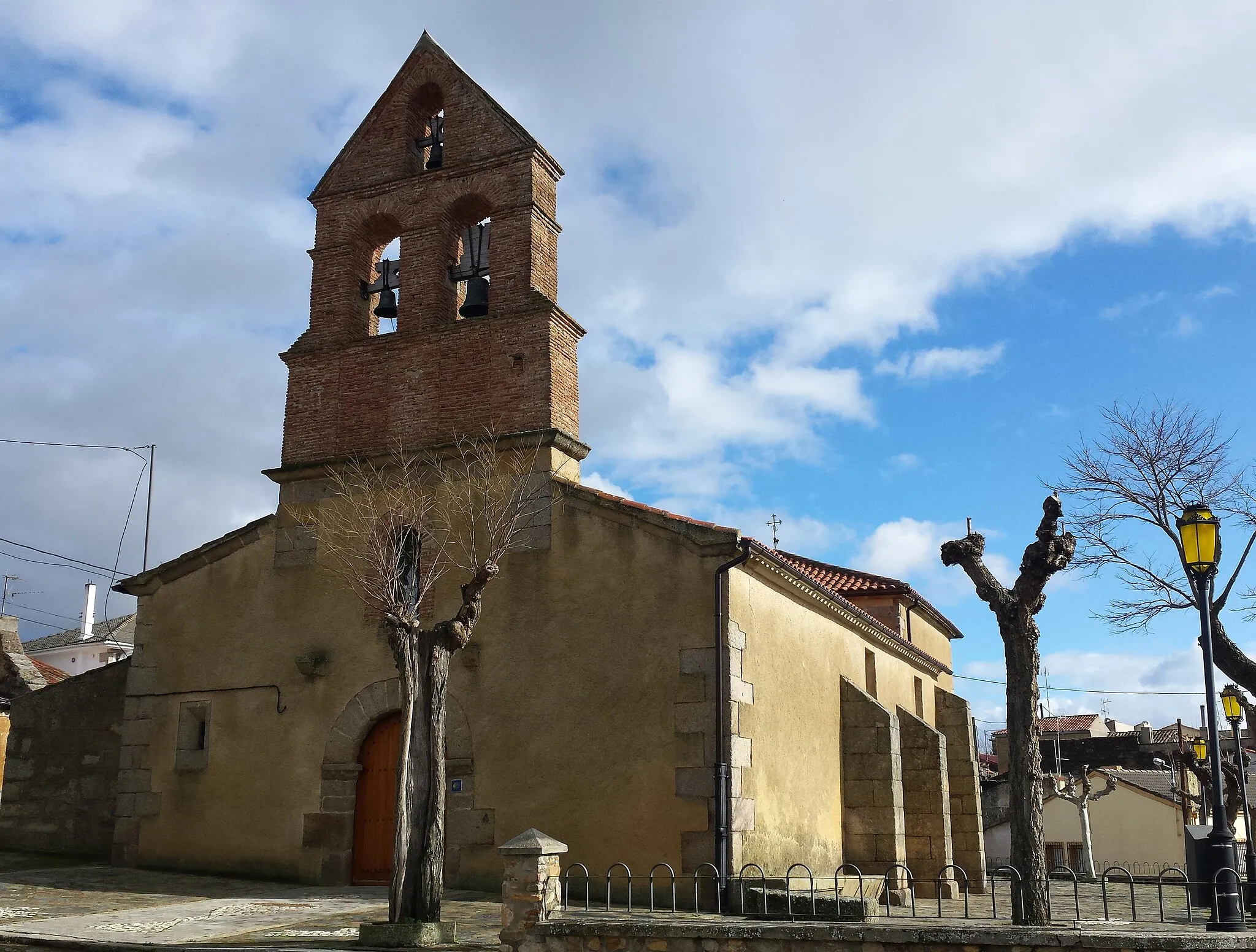 Photo showing: Church of Saint John the Evangelist in Castillejo de Martín Viejo. Salamanca, Spain.