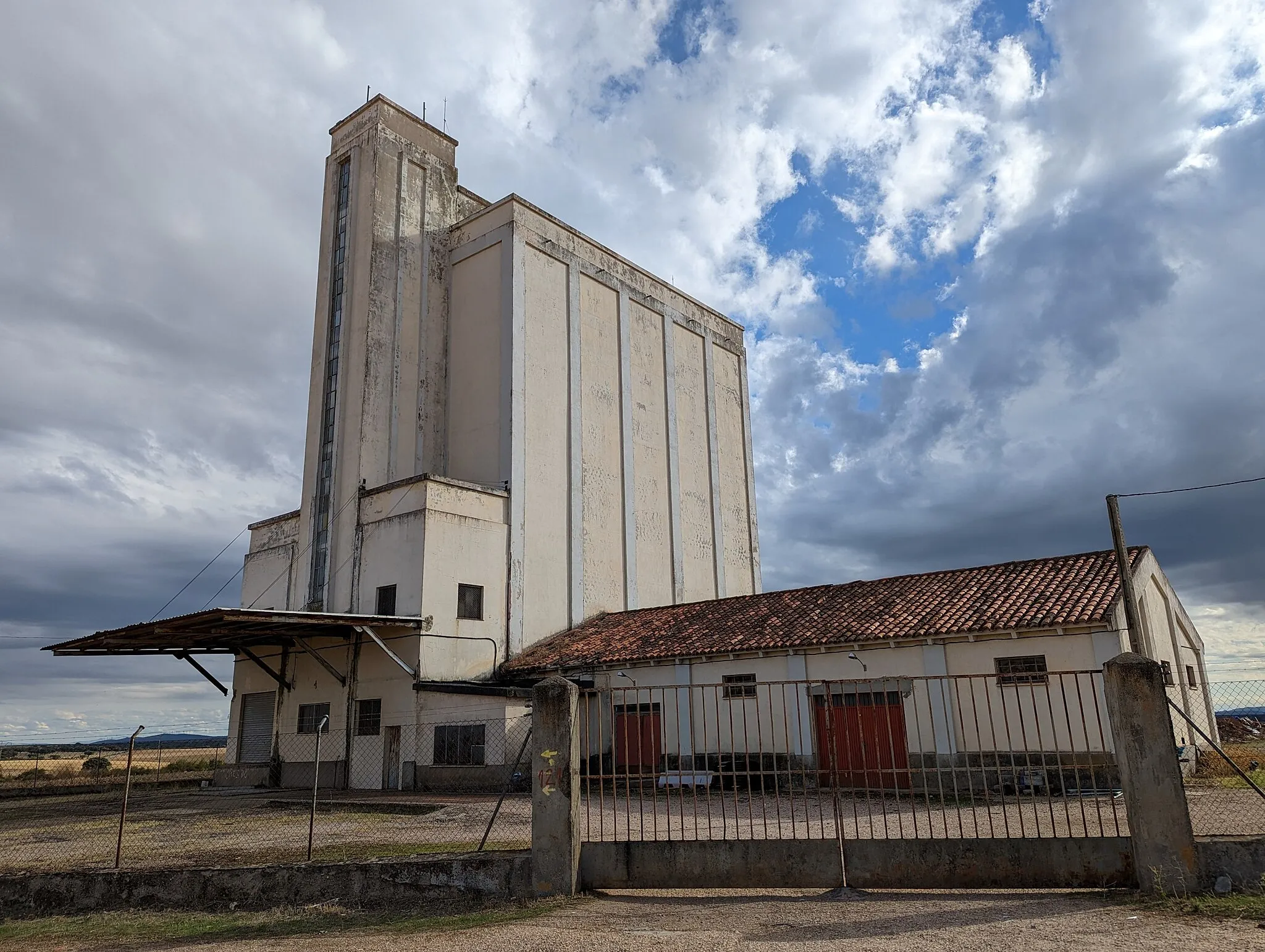 Photo showing: Antiguo silo de cereales, perteneciente a la Red Nacional de Silos y Graneros, en Robliza de Cojos (Salamanca, España).