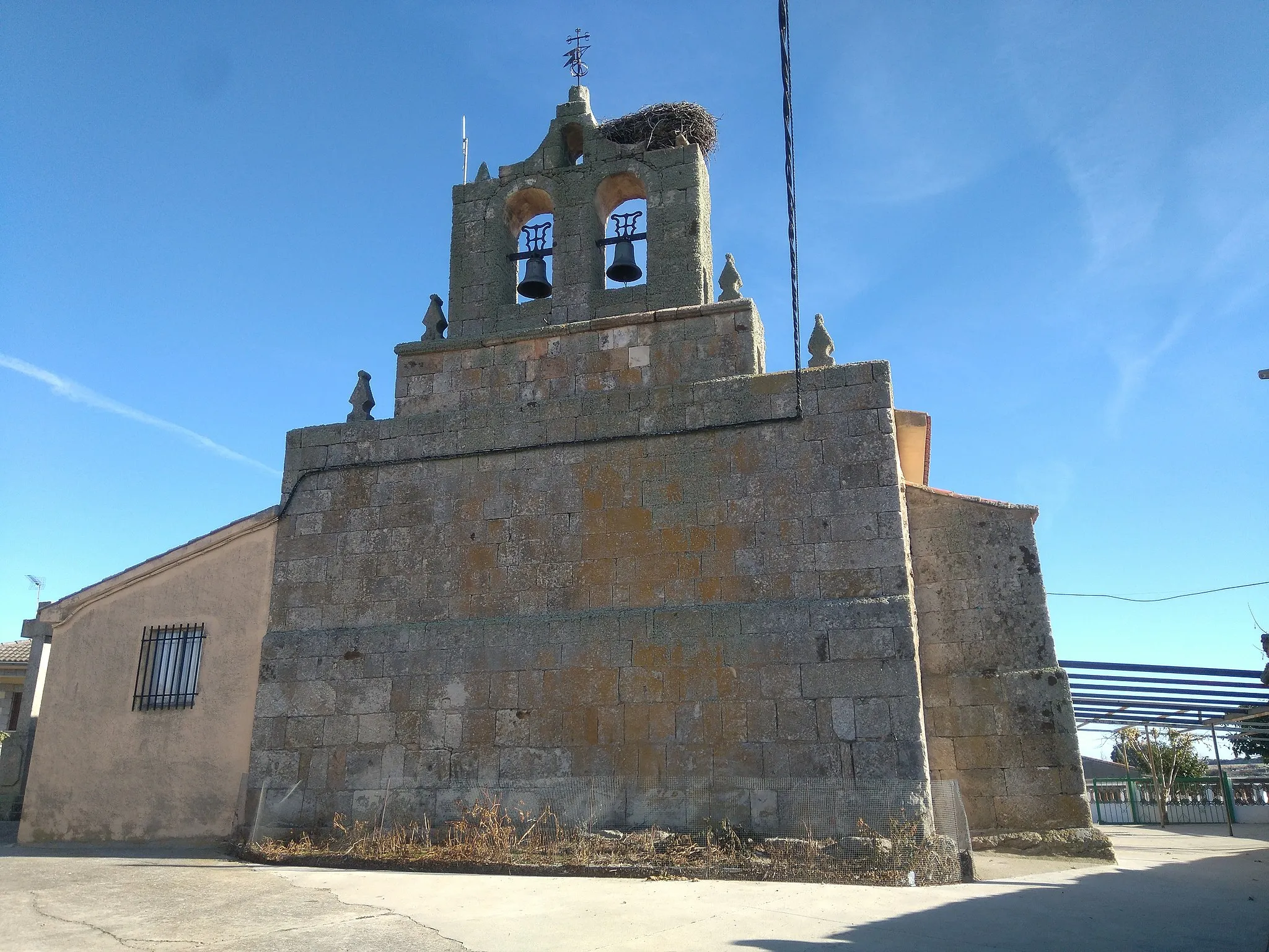 Photo showing: Estamos ante la portada de la iglesia parroquial de Santa Cruz en Añover de Tormes. Esta iglesia ha sido recientemente restaurada con la donación de los vecinos. En el lateral vemos los típicos contrafuertes románicos.