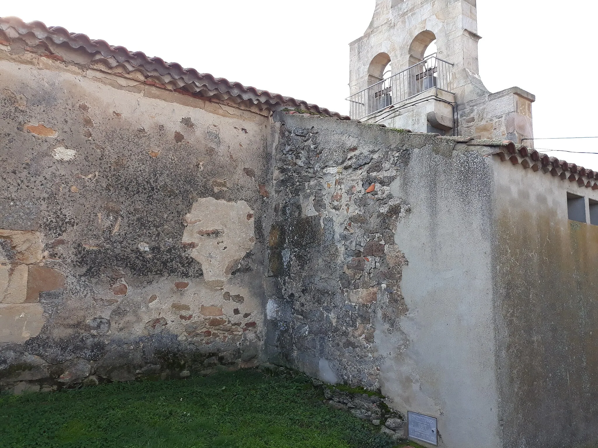 Photo showing: Aparejos y estructuras adosadas de la nave original románica de la iglesia de San Miguel Arcángel en Santiz
