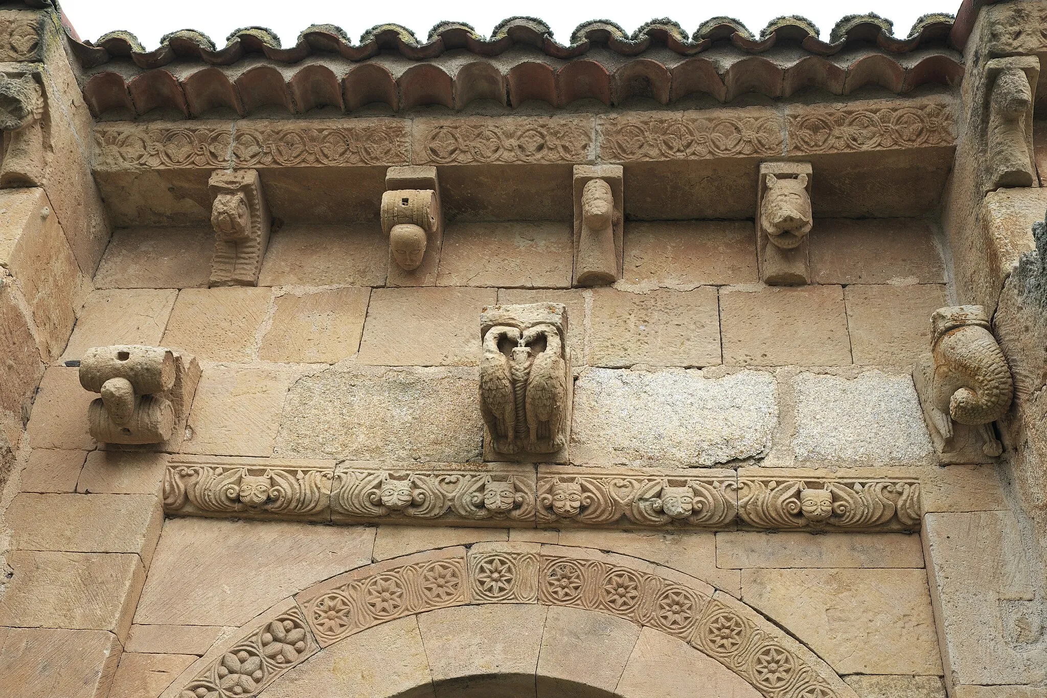 Photo showing: Romanisches Portal der Kirche San Juan in Santibáñez del Rio bei Salamanca (Kastilien-León/Spanien)
