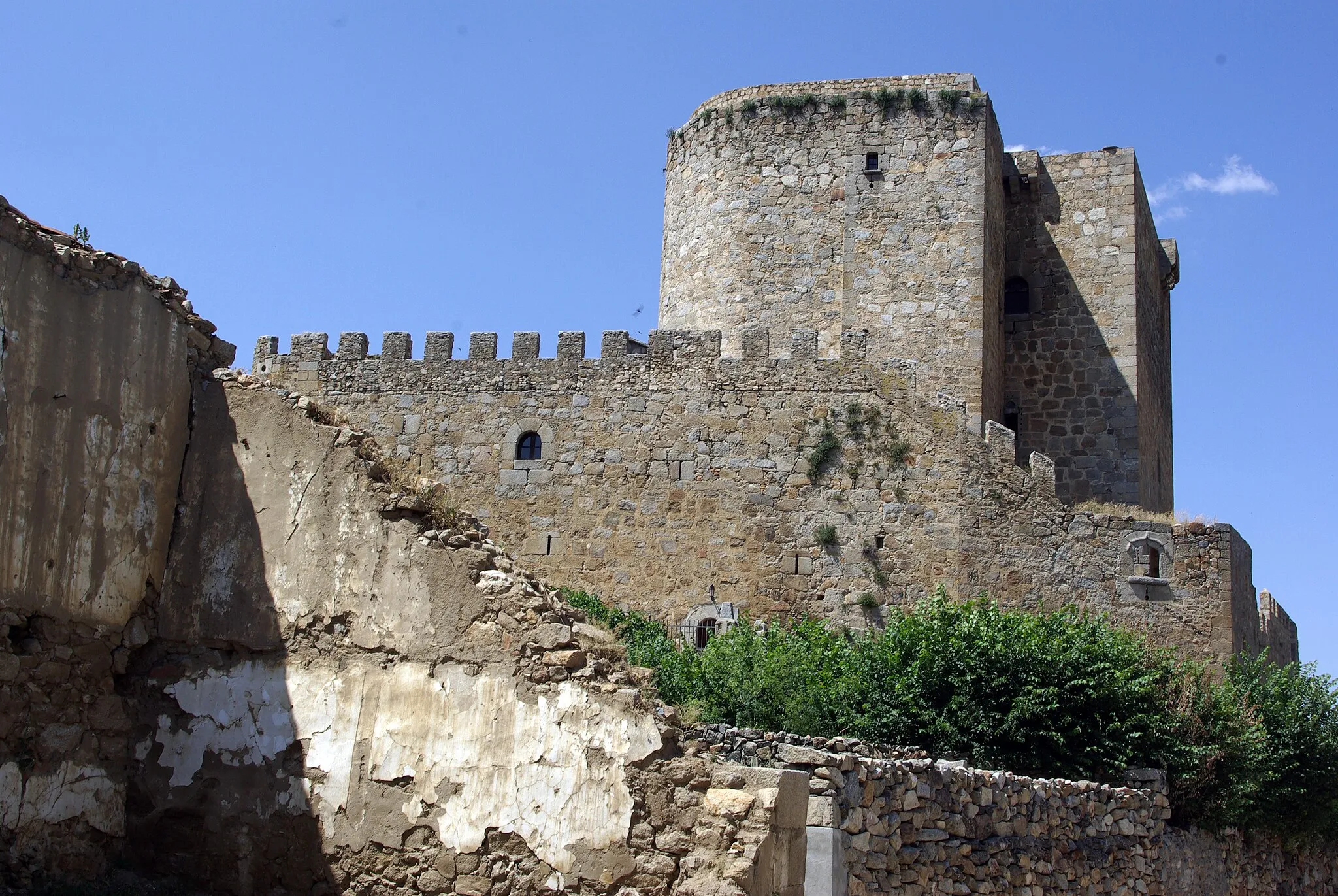 Photo showing: Dávila castle in Puente del Congosto from the medieval bridge (Salamanca, Spain)