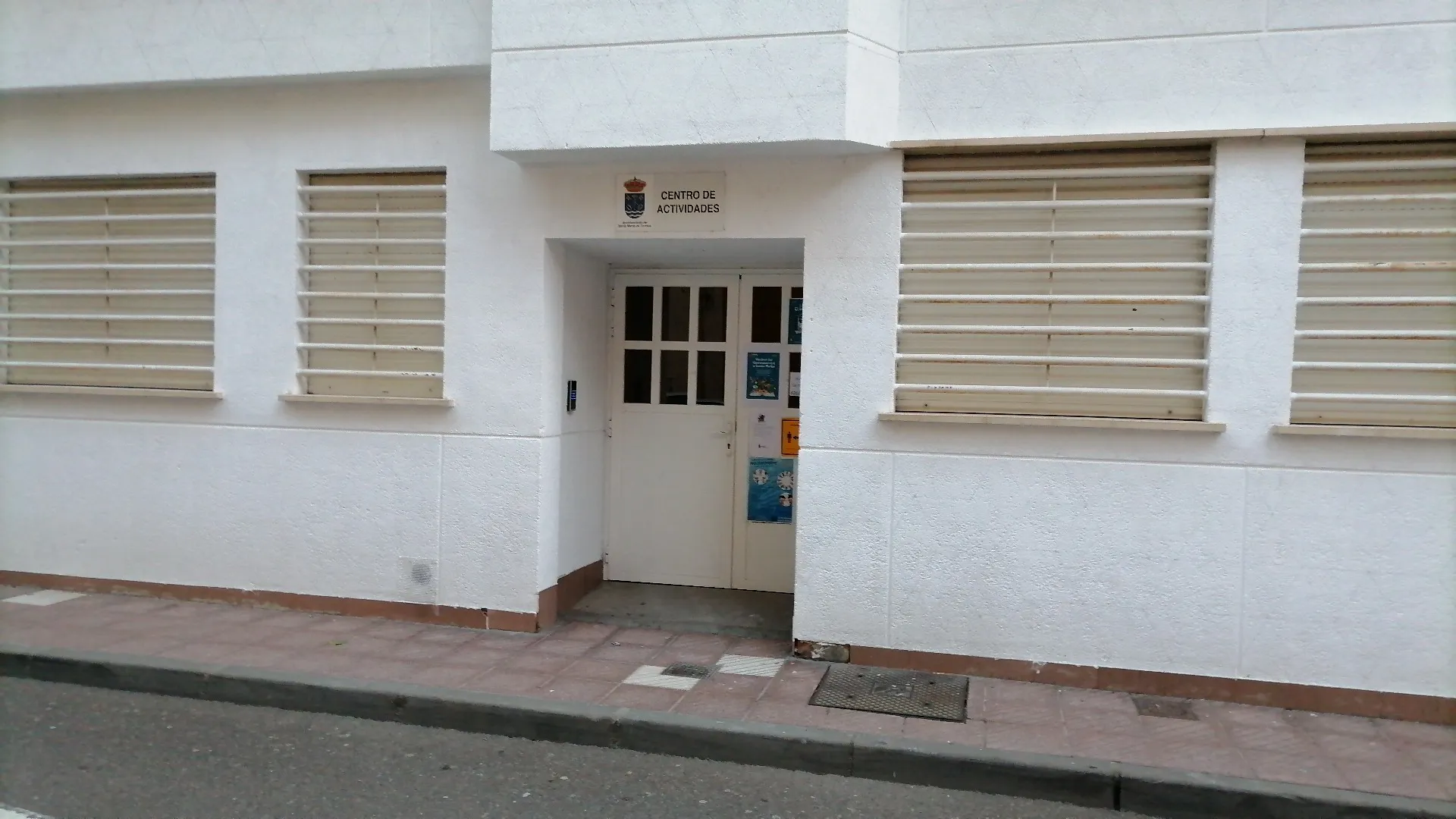 Photo showing: Fachada y entrada del Centro Municipal de Actividades del municipio de Santa Marta de Tormes