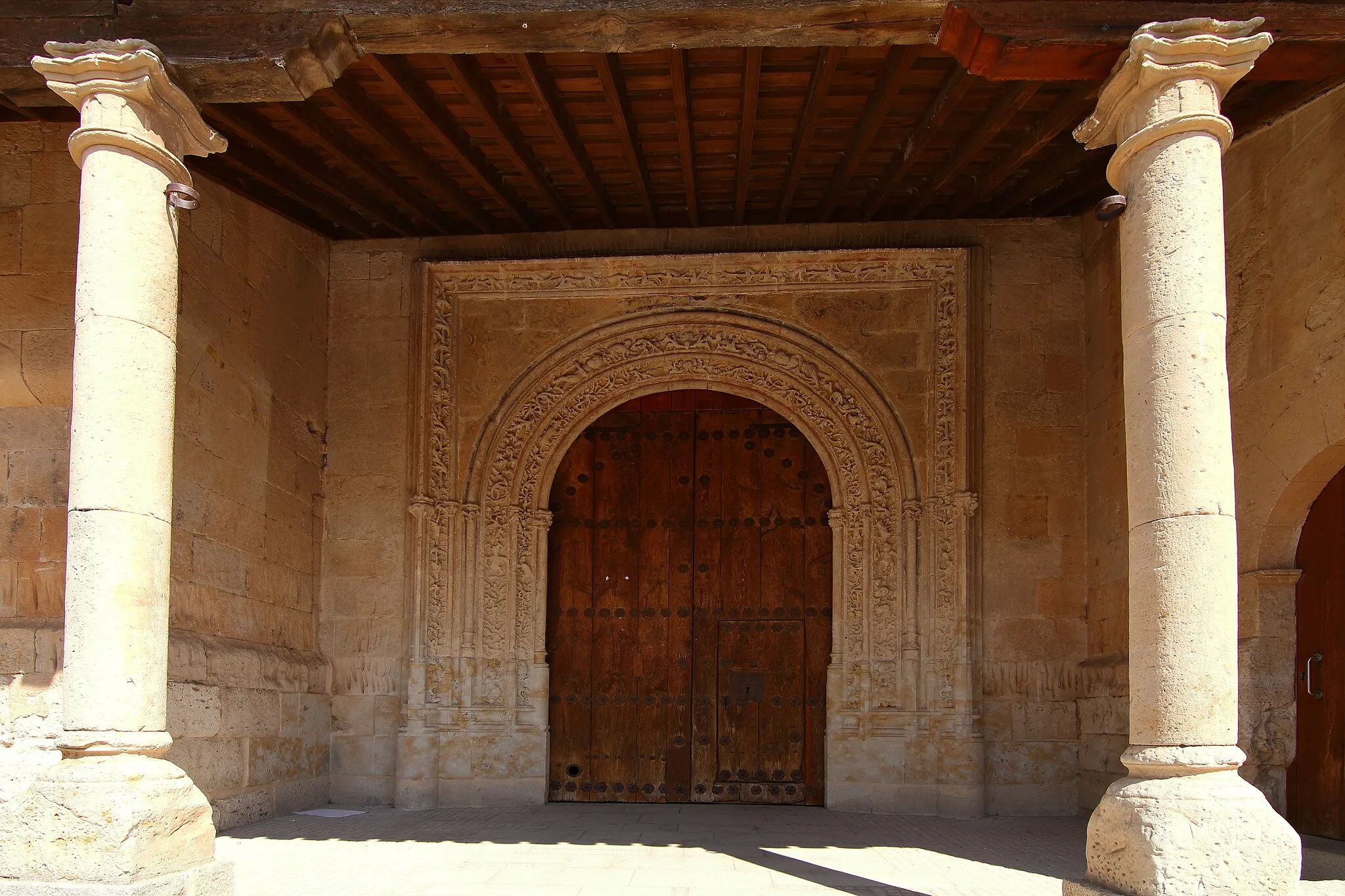 Photo showing: Puerta principal Iglesia de la Exaltación de la Cruz en Palencia de Negrilla