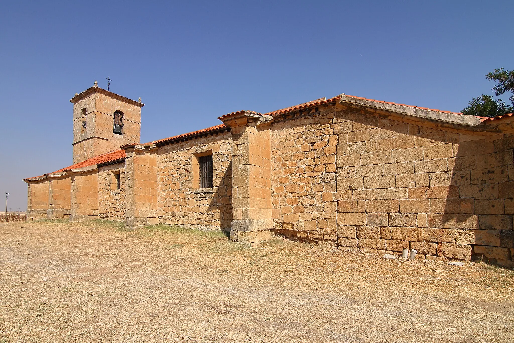 Photo showing: Iglesia de Pedrosillo el Ralo, fachada posterior con contrafuertes