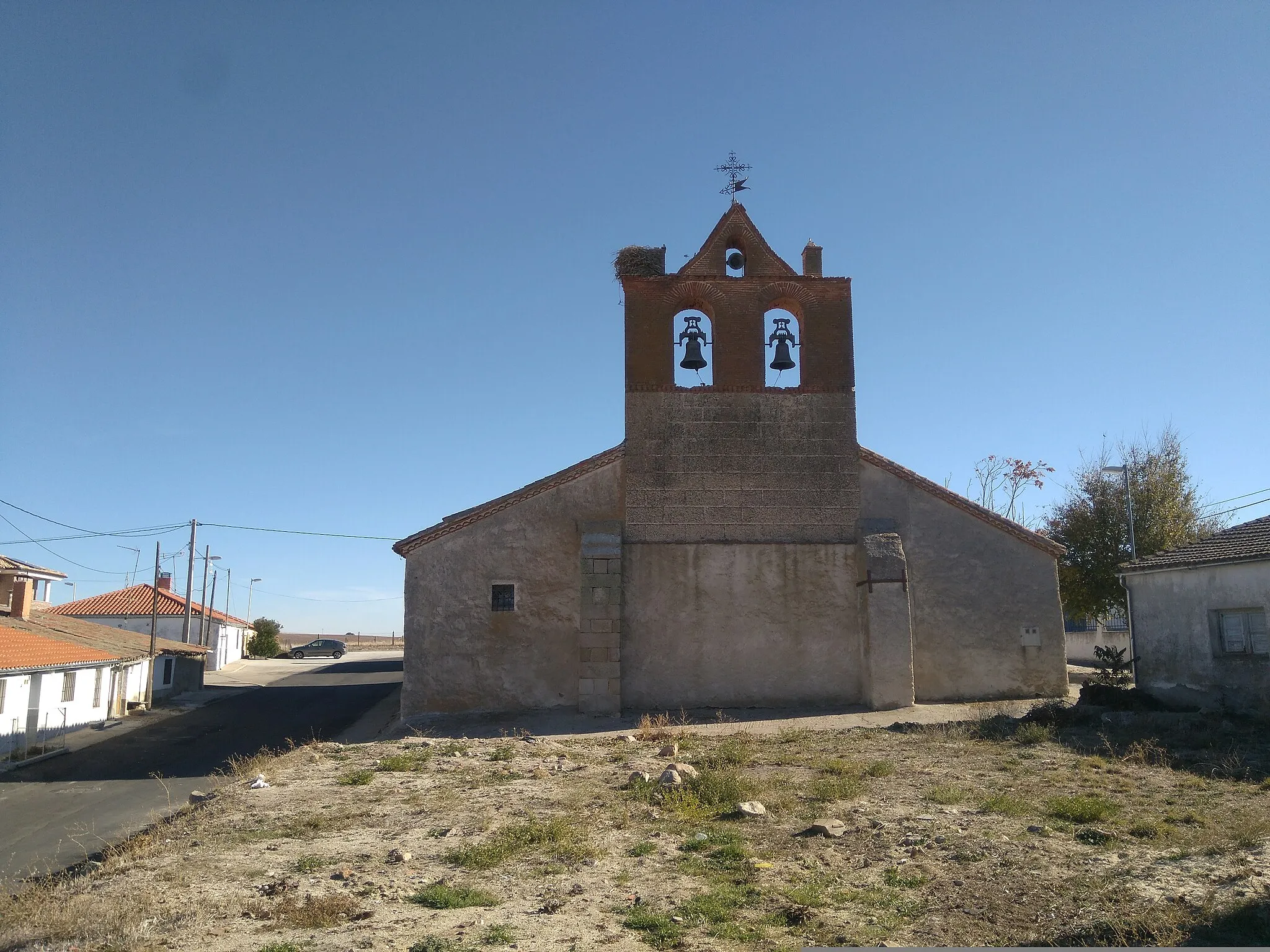 Photo showing: Iglesia de San Pedro en Anaya de Alba. Un Iglesia románica muy deteriorada, con contrafuertes reutilizados en la fachada principal y campanario reconstruido en ladrillo visto.