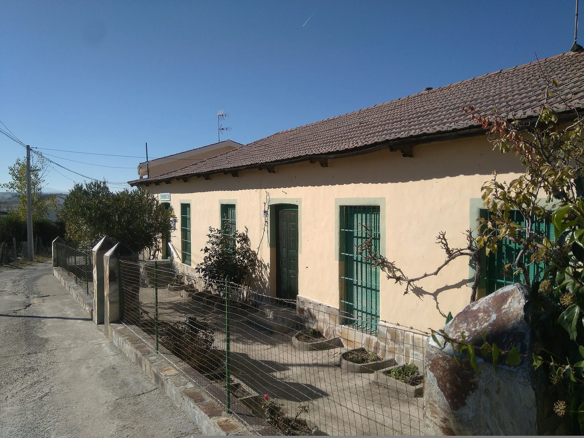 Photo showing: Entrada a la farmacia de Anaya de Alba, un de los pocos servicios públicos que mantiene la localidad.