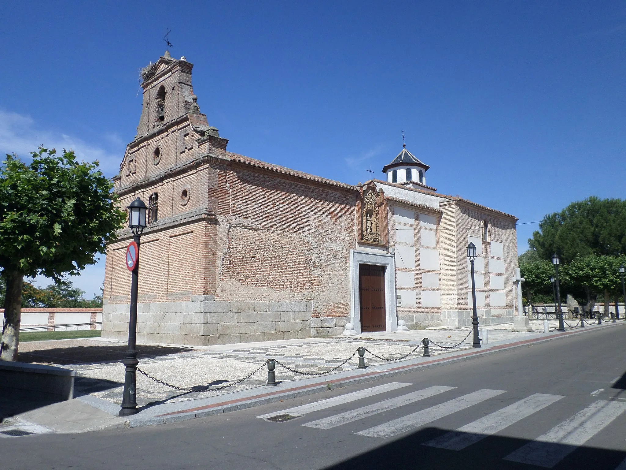 Photo showing: Ermita de San Luis ubicada en Peñaranda de Bracamonte. Este templo, en el ala oriental de la ciudad, data de 1643, auqneu hubo de ser restaurado en 1959.