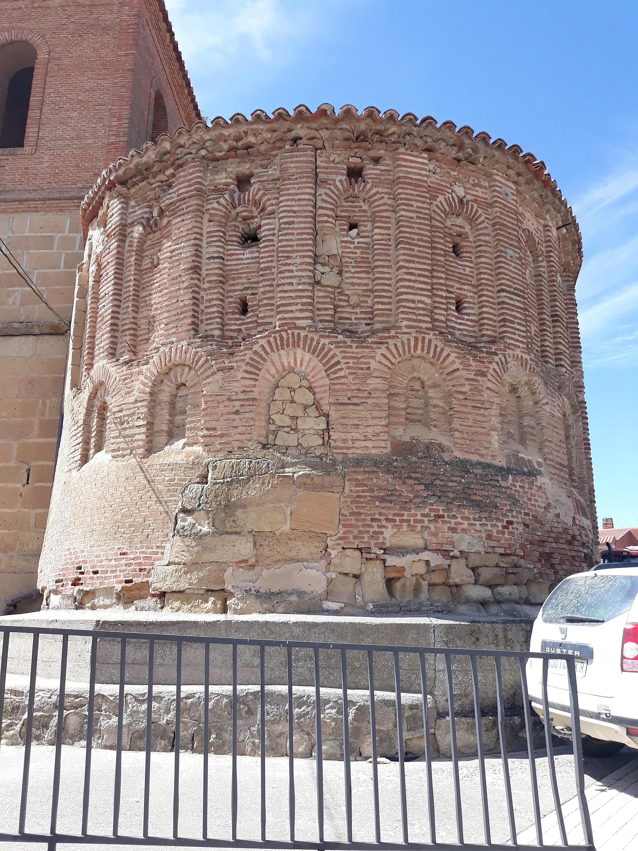 Photo showing: Ábside de la Iglesia mudéjar de Santiago Apóstol en Aldealengua, en mal estado, desde el Este