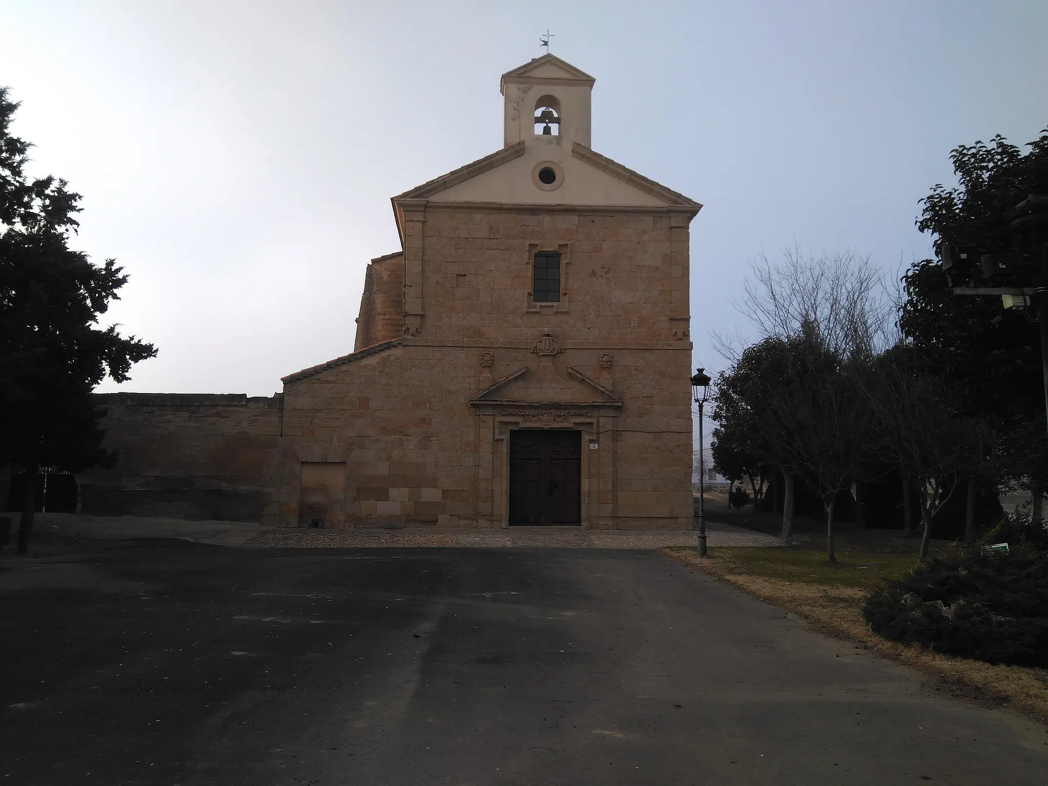 Photo showing: Ermita del Santo Cristo de Hornillos en Arabayona de Mógica. Esta ermita se construyó para conmemorar un milagro sucedido en el siglo XVII. En su interior contiene una talla custodiada por los padres basilios hasta el siglo XIX. La ermita sigue atrayendo una romería hasta la actualidad, en el último fin de semana de octubre.