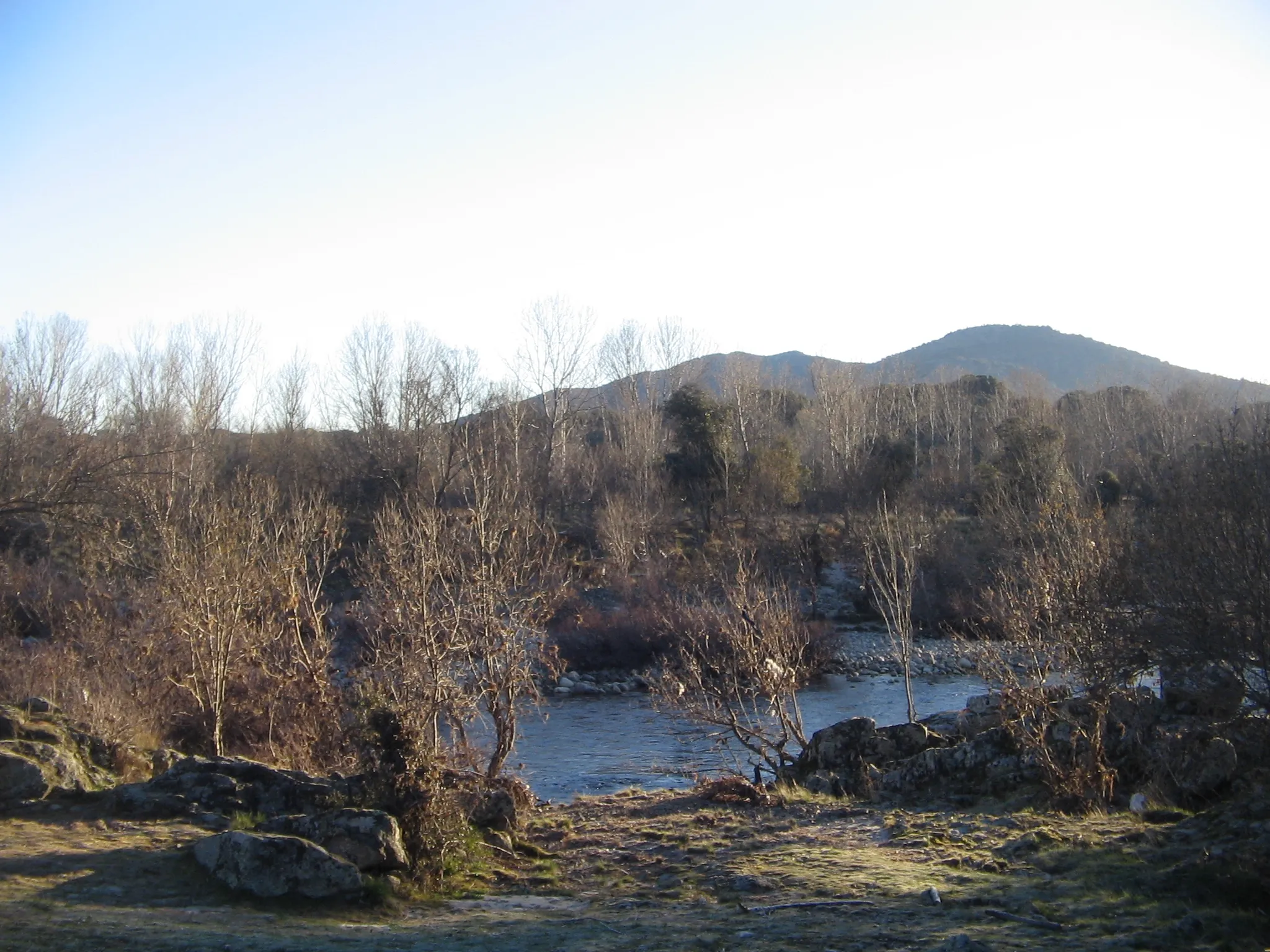 Photo showing: Río Tormes a su paso por Navamorisca (El Losar) en la margen izquierda y Vallehondo (San Lorenzo de Tormes) margen derecha, en la provincia de Ávila (España).