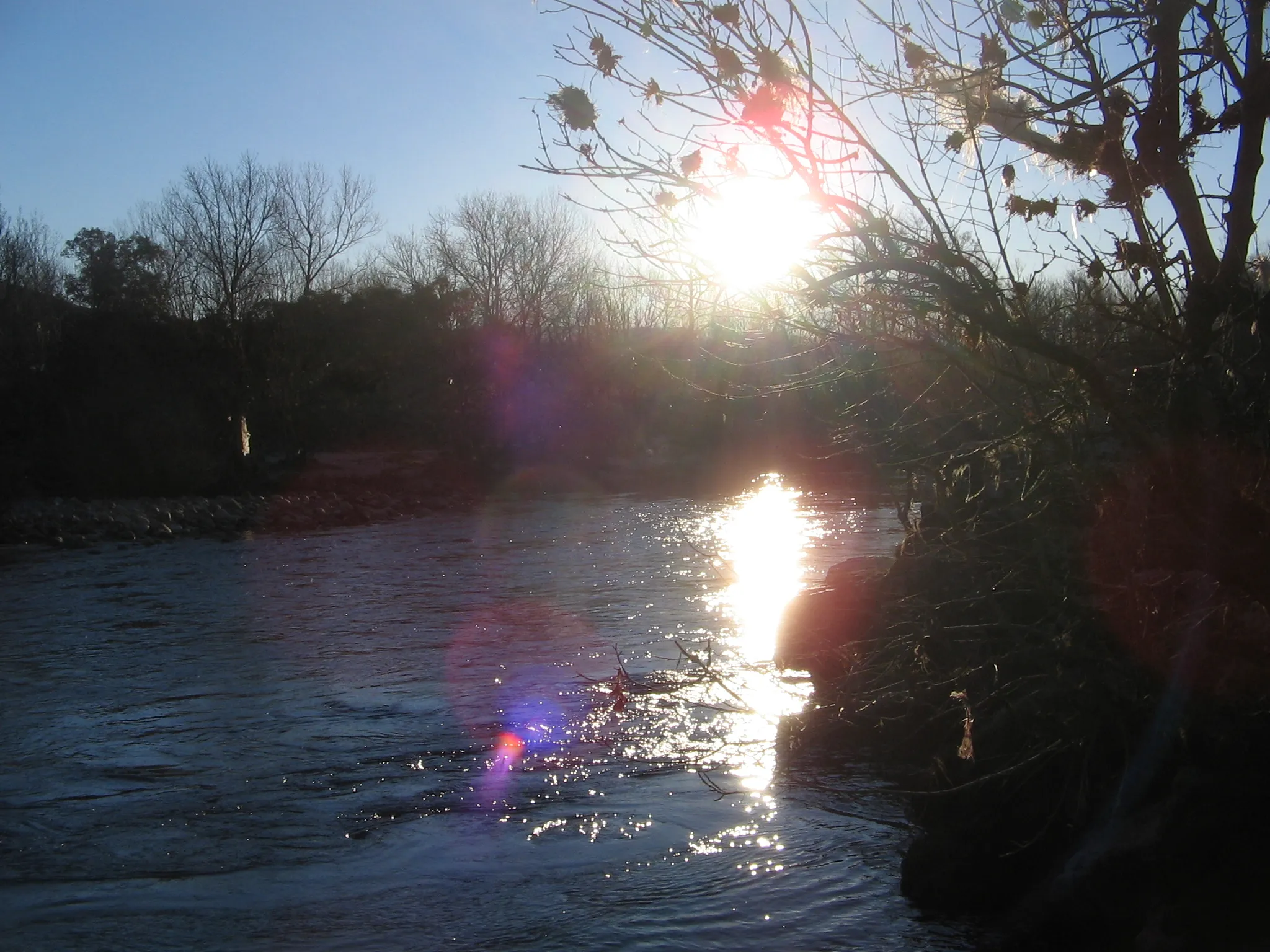 Photo showing: Río Tormes a su paso por Navamorisca (El Losar) en la margen izquierda y Vallehondo (San Lorenzo de Tormes) margen derecha, en la provincia de Ávila (España).