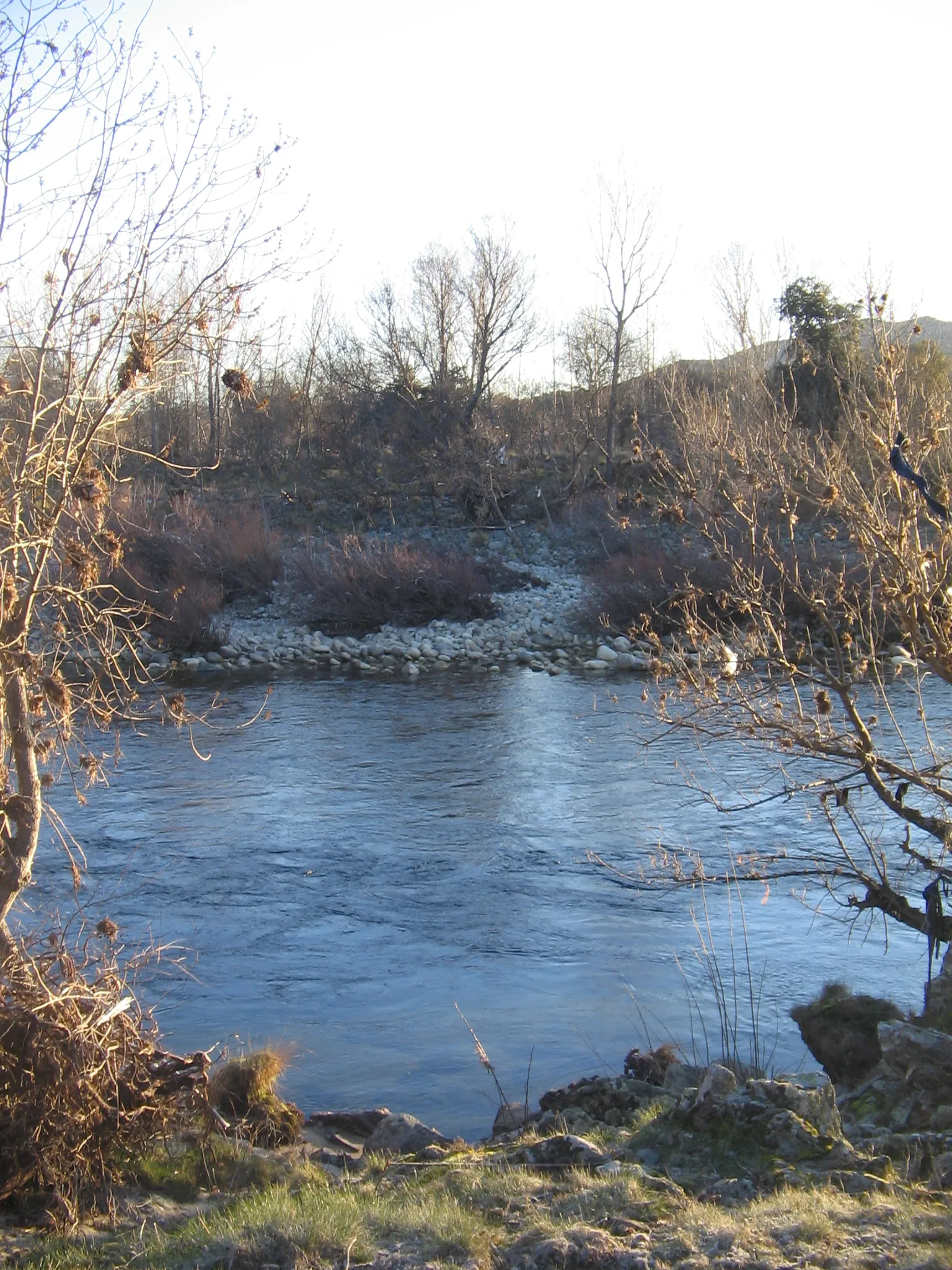 Photo showing: Río Tormes a su paso por Navamorisca (El Losar) en la margen izquierda y Vallehondo (San Lorenzo de Tormes) margen derecha, en la provincia de Ávila (España).