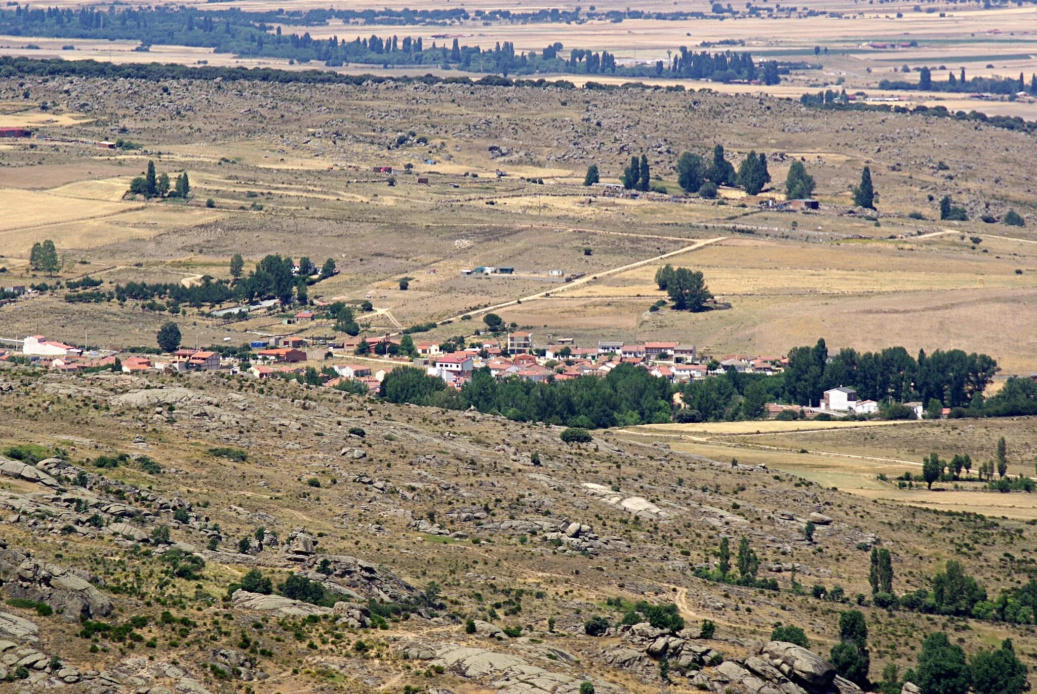 Photo showing: View of Robledillo from Ulaca's hill fort. (Solosancho, Ávila, Spain)