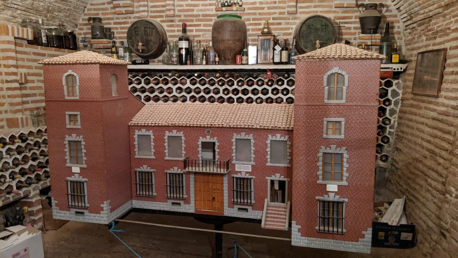 Photo showing: Maqueta del palacio de Horcajo de las torres. Se encuentra en la bodega del palacio bajo su torre izquierda.