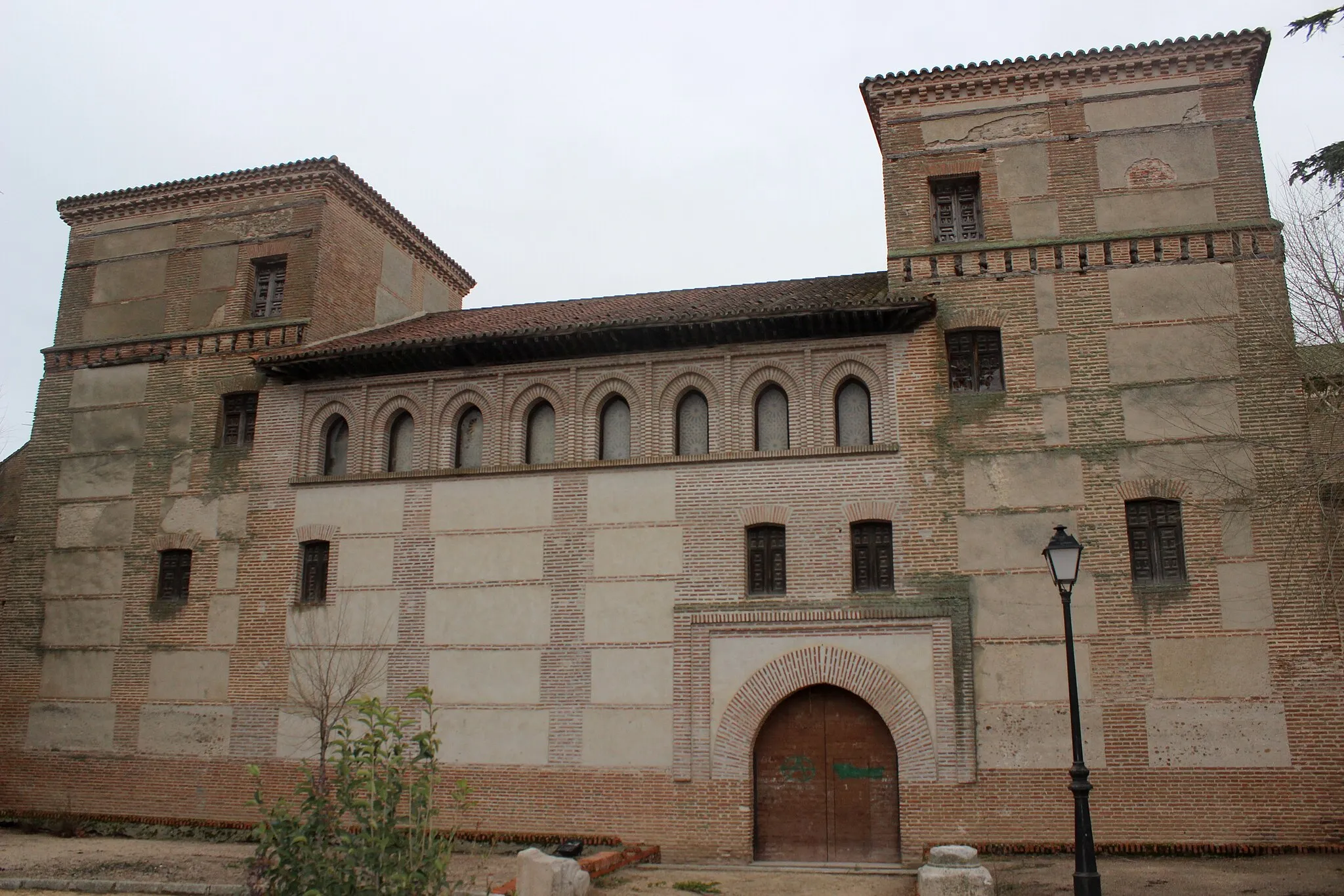 Photo showing: Madrigal de las Altas Torres. Convento de mm. agustinas de Nuestra Señora de Gracia. Fachada del antiguo palacio de Juan II.