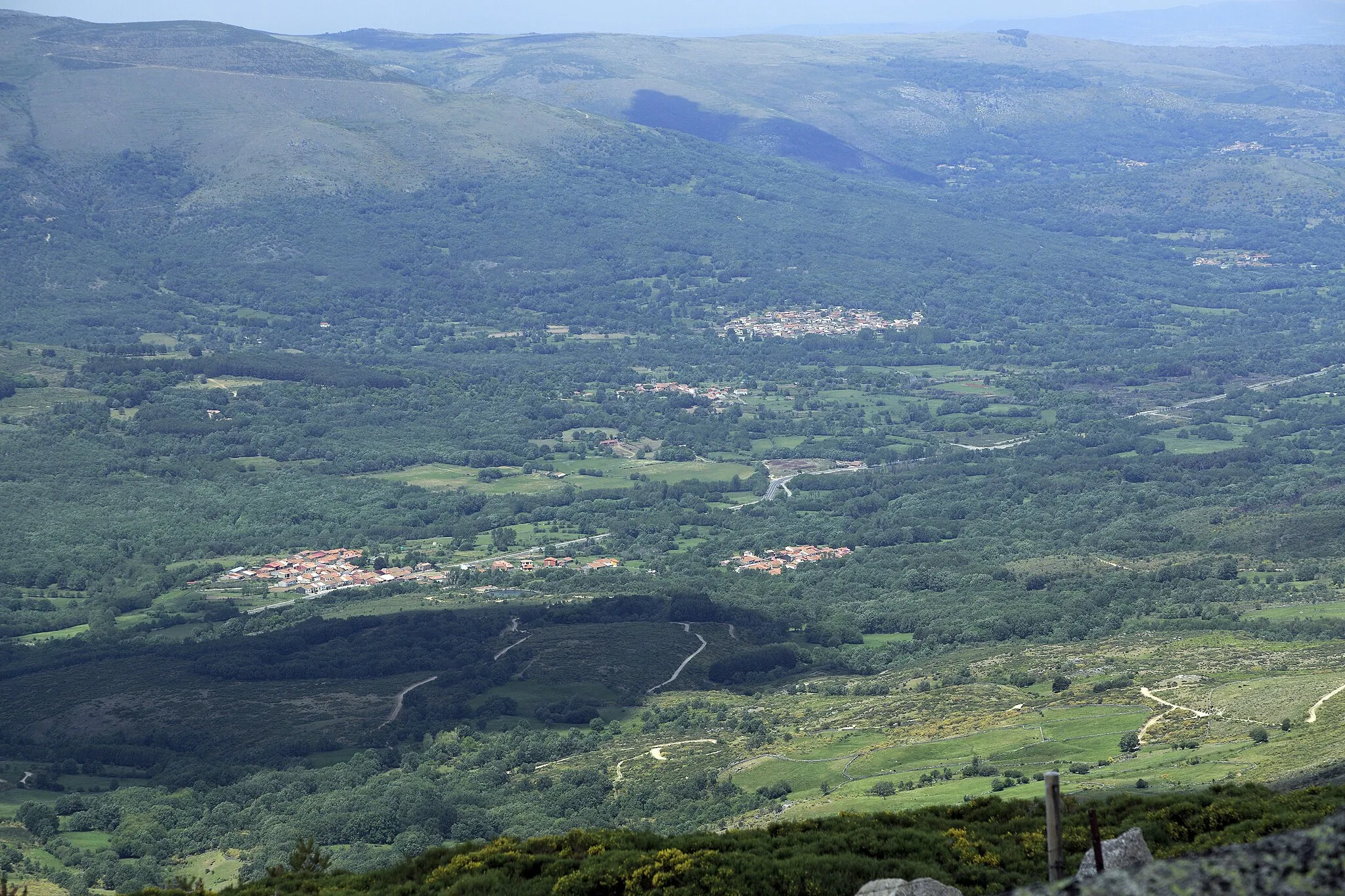 Photo showing: Vom Kamm der Sierra de Gredos Richtung Nord, durch Puerto Castilla verläuft die Straße N-110 zwischen Plasencia und Ávila.