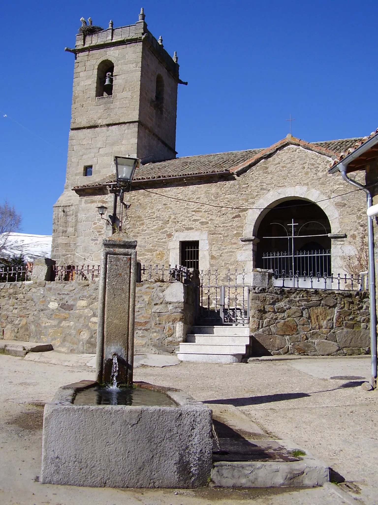 Photo showing: Santiago de Aravalle, Puerto Castilla, Ávila, Castilla y León, España. N40°18'52.29"
W5°36'49.56"
