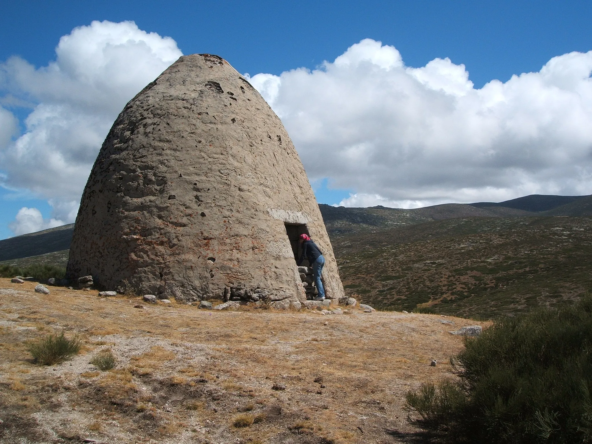 Photo showing: El Chozo Blanco en La Serrota. Villafranca de la Sierra (Ávila, España).

AUTOR: Alfredo (con permiso del autor).