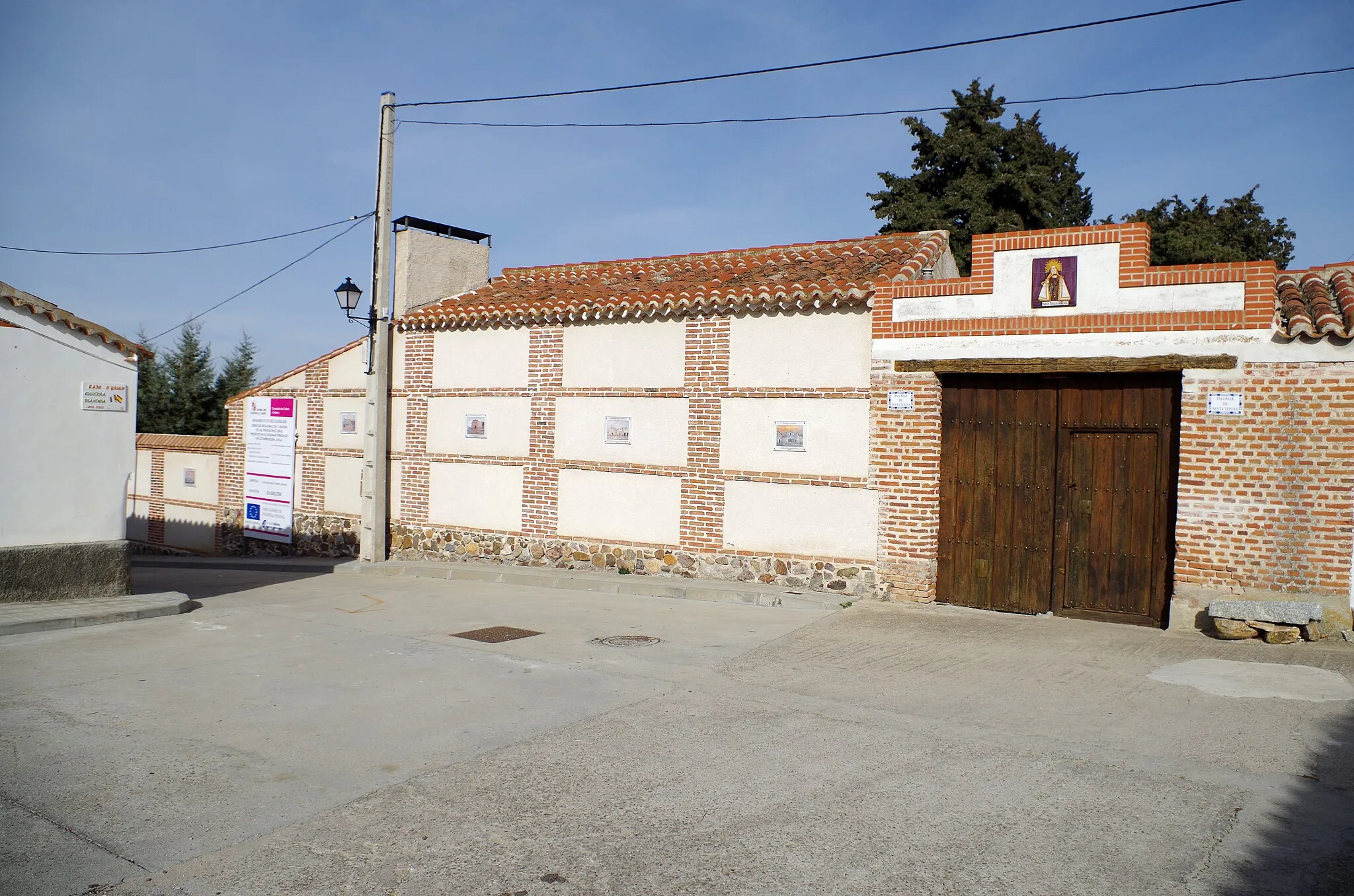 Photo showing: Main door of the dovecote of Saint Teresa of Ávila. Gotarrendura (Ávila, Spain). The named «dovecote of Saint Teresa of Ávila» is her mother's manor house, where she lived during her childhood.