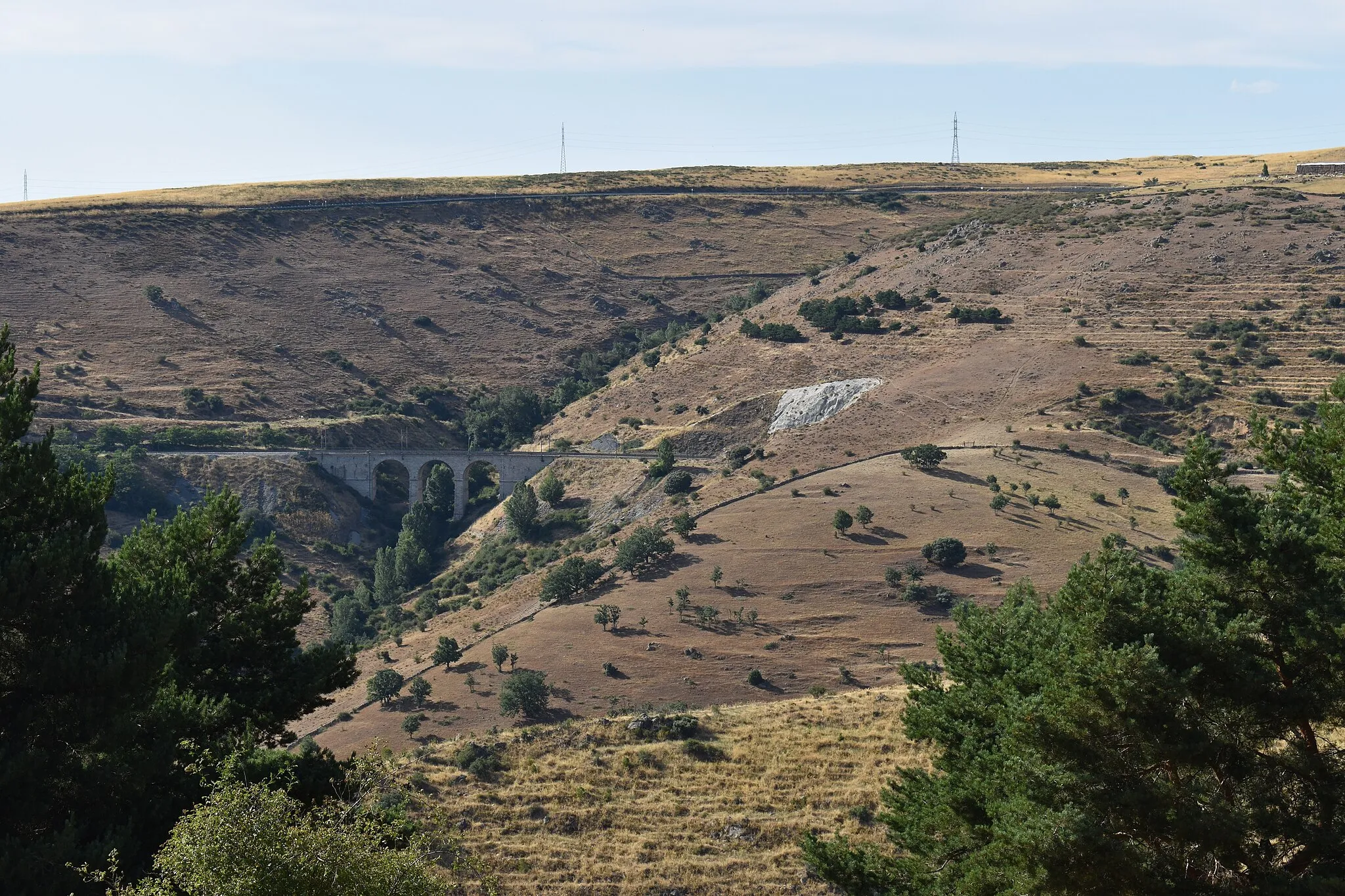 Photo showing: View North from Herradón-La Cañada towards the road and railway line to Ávila.