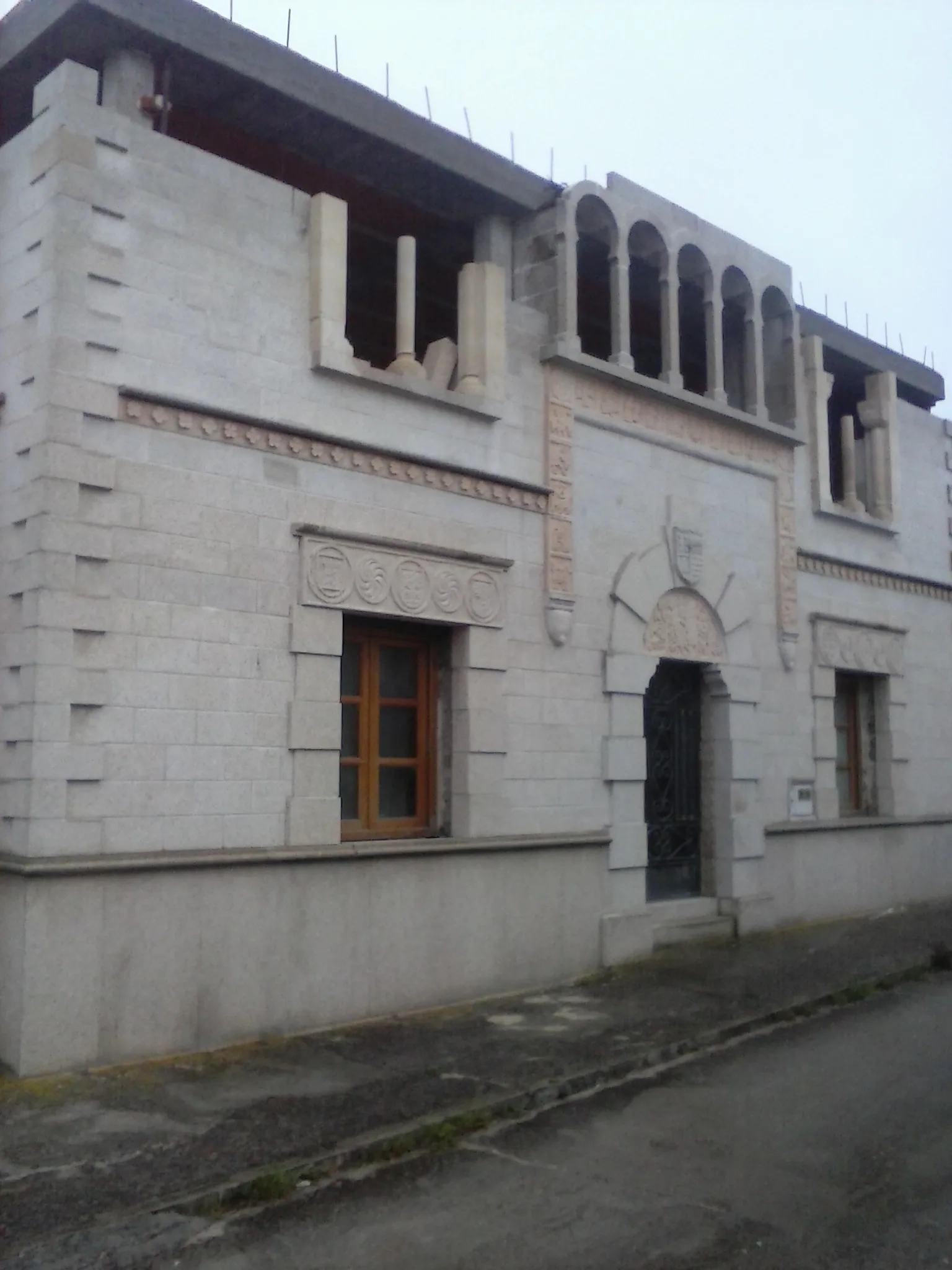 Photo showing: fachada de casa palacio en construcción en el municipio de Las Berlanas. año 2013