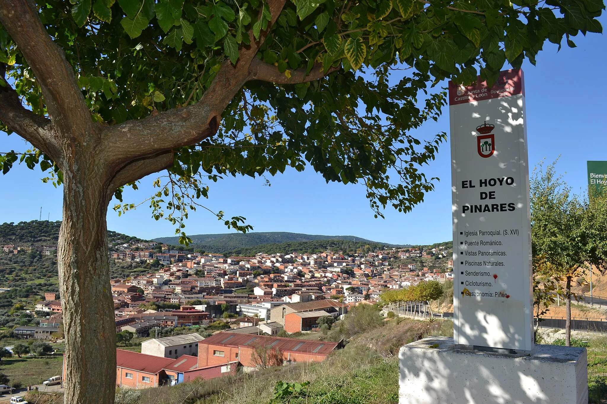 Photo showing: entrada a El Hoyo de Pinares