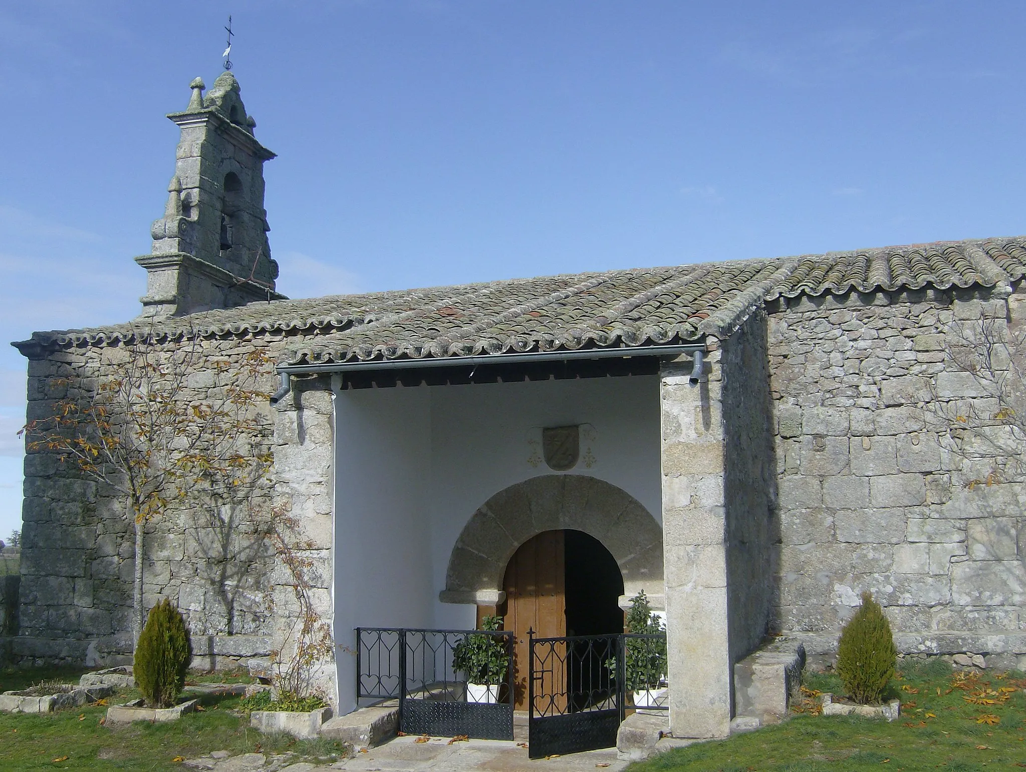 Photo showing: Fachada sur de la Ermita de Fernandiel