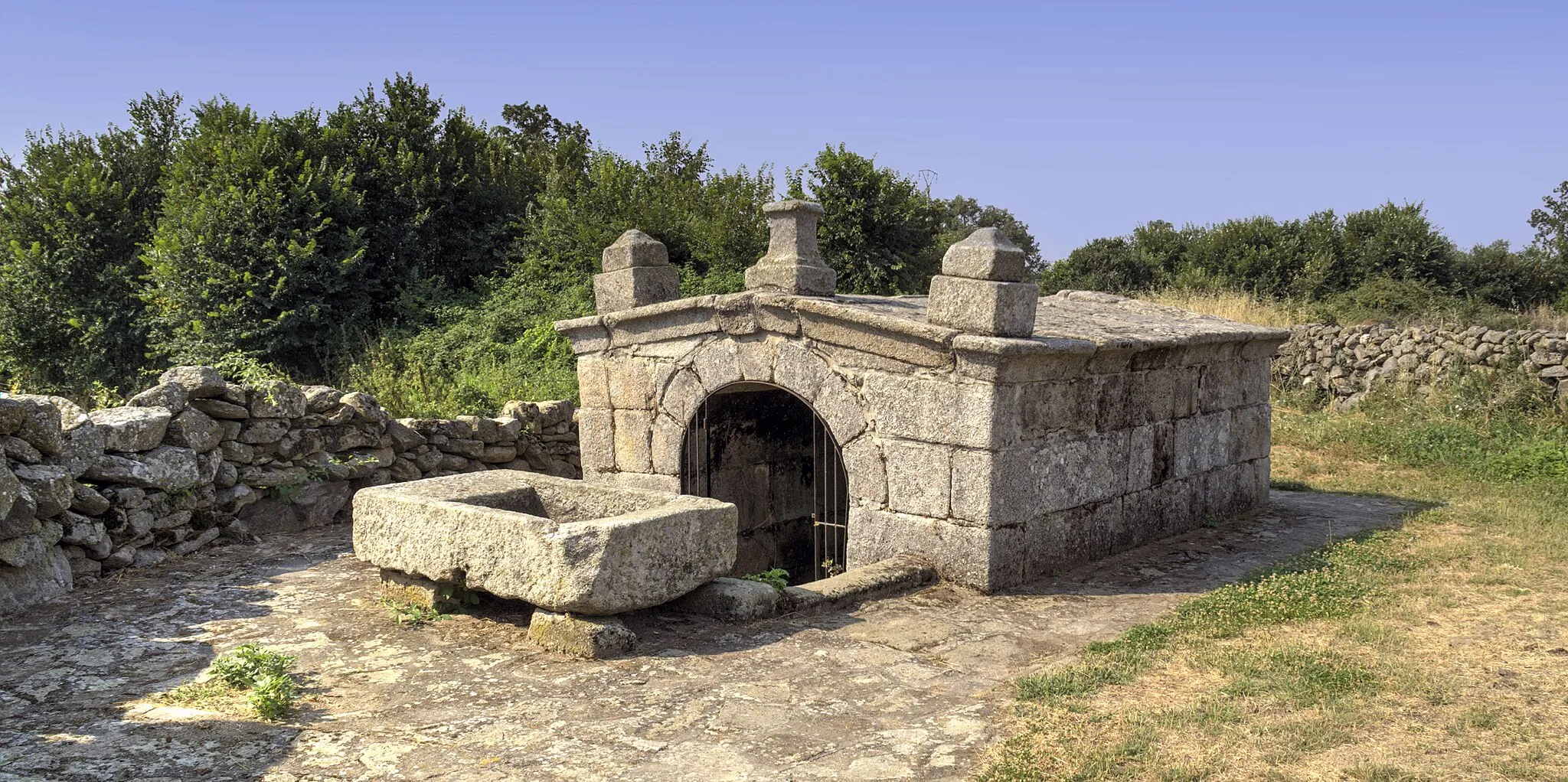 Photo showing: Fuente en las afueras de Luelmo, Zamora. Se indica que es de origen romano como otra docena más en la comarca de Sáyago.