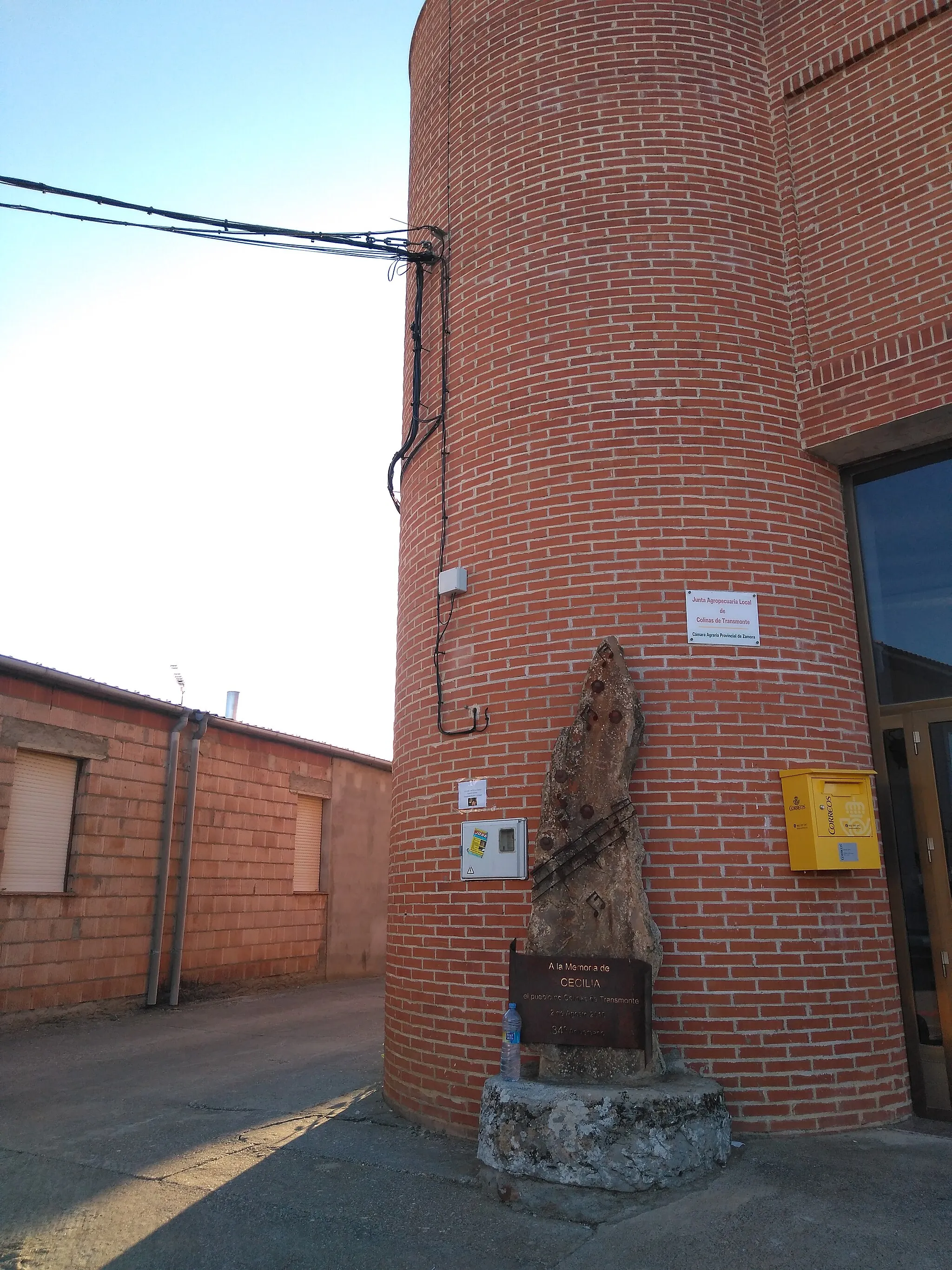 Photo showing: monumento a Cecilia en Colinas de Trasmonte