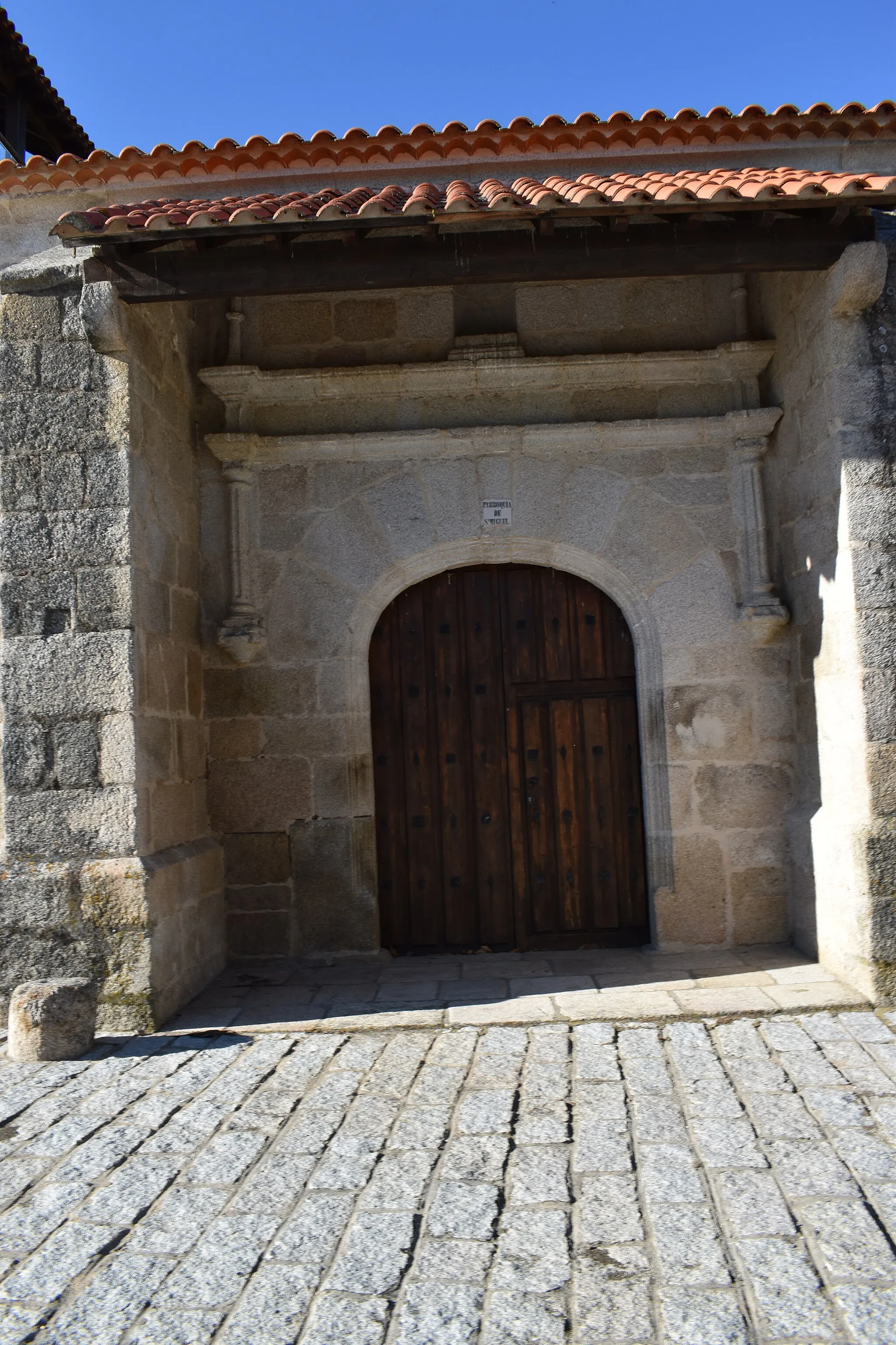 Photo showing: Pórtico na igrexa vella de San Miguel de Salce