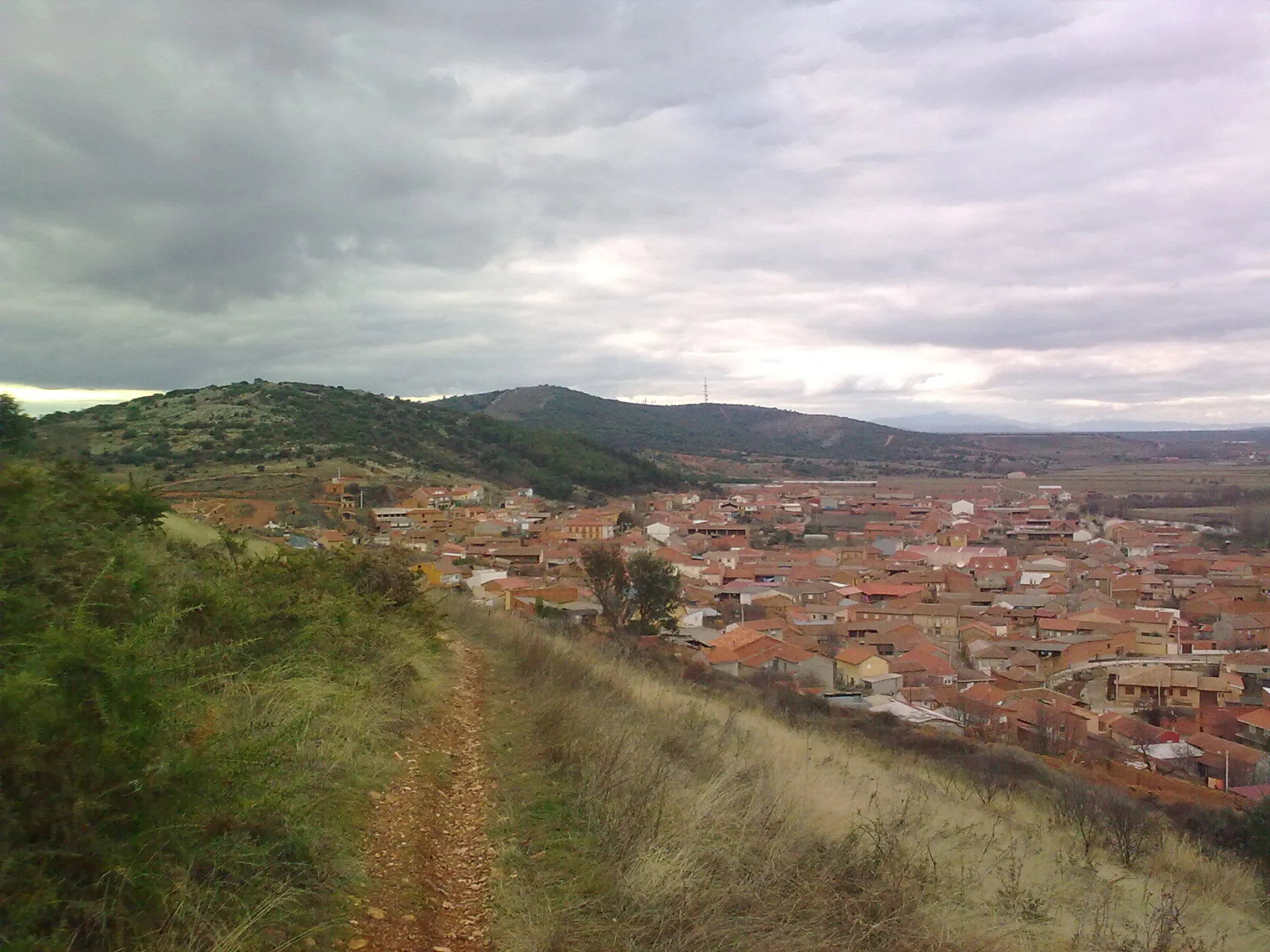 Photo showing: Vista de la localidad de Morales del Rey desde el Teso (Sierra de Carpurias)