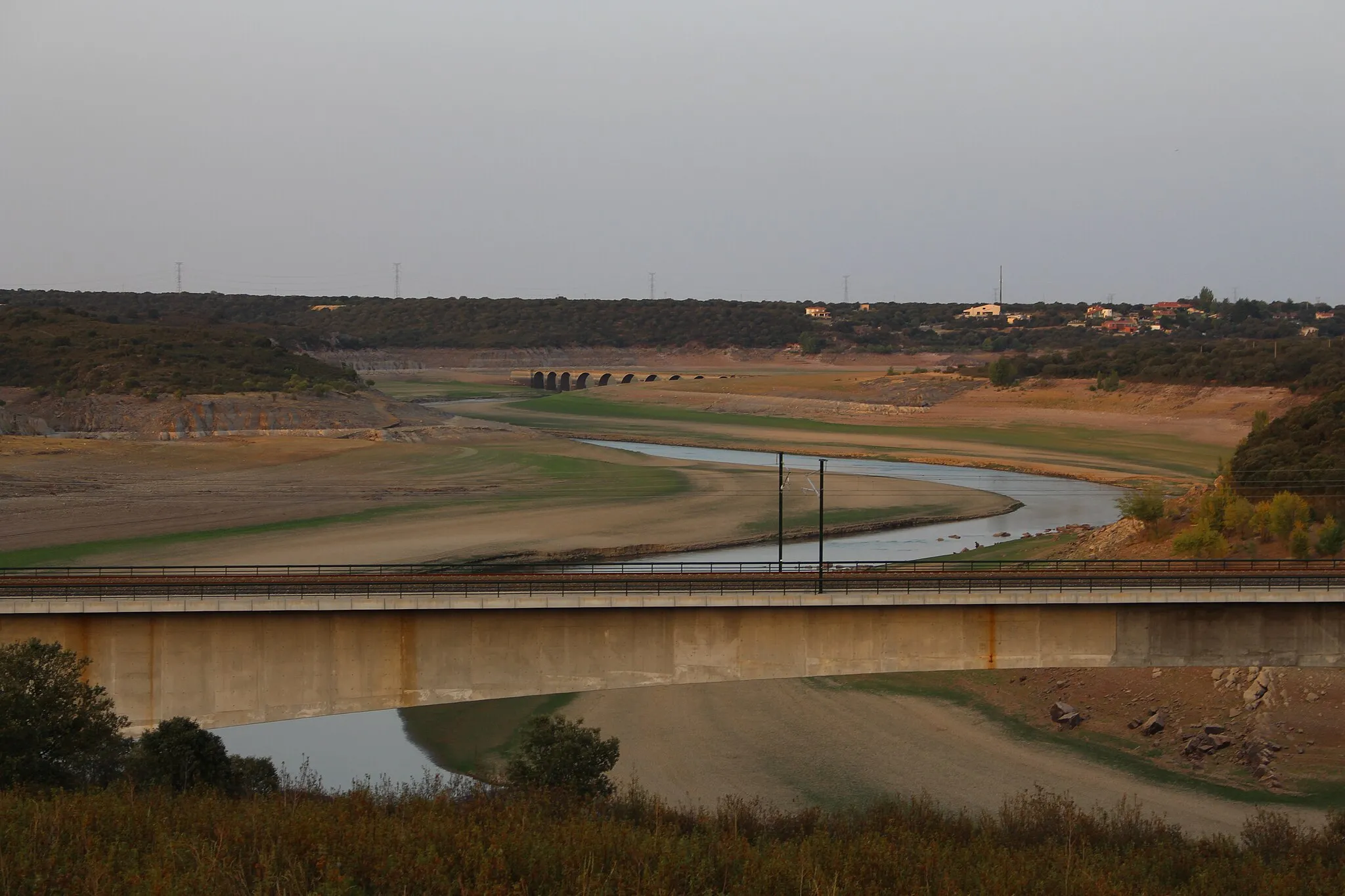 Photo showing: San Pedro de las Cuevas viaduct of the AVE Zamora-Galicia, with the Estrella bridge from 1869 in the background after appearing in the summer of 2021 due to the emptying of the Ricobayo reservoir due to a strong period of drought.