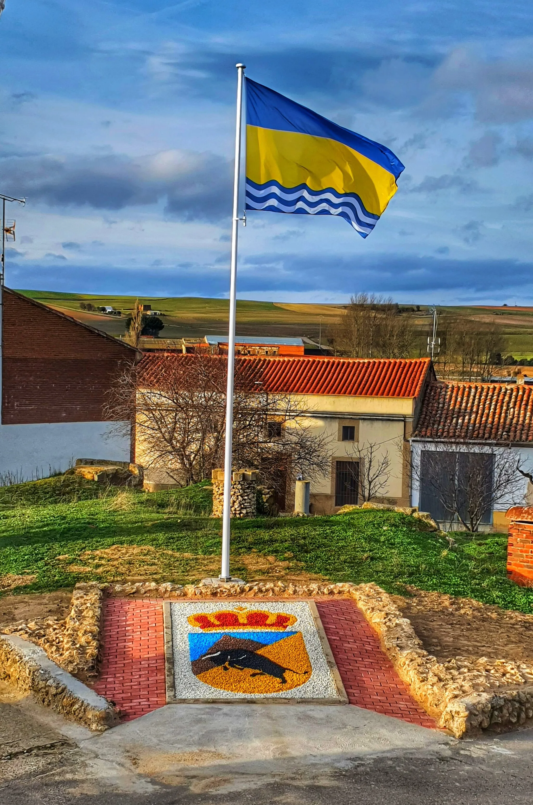 Photo showing: Bandera y Escudo de Guarrate en la zona de las Bodegas