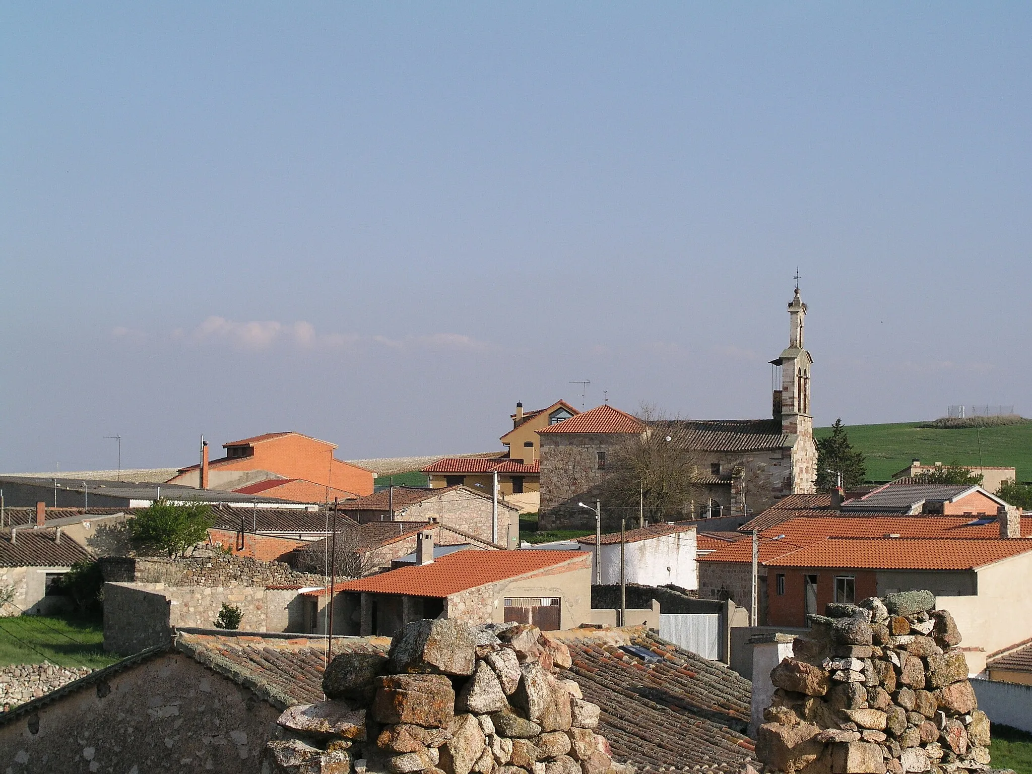 Photo showing: Vista parcial de la localidad de Tardobispo