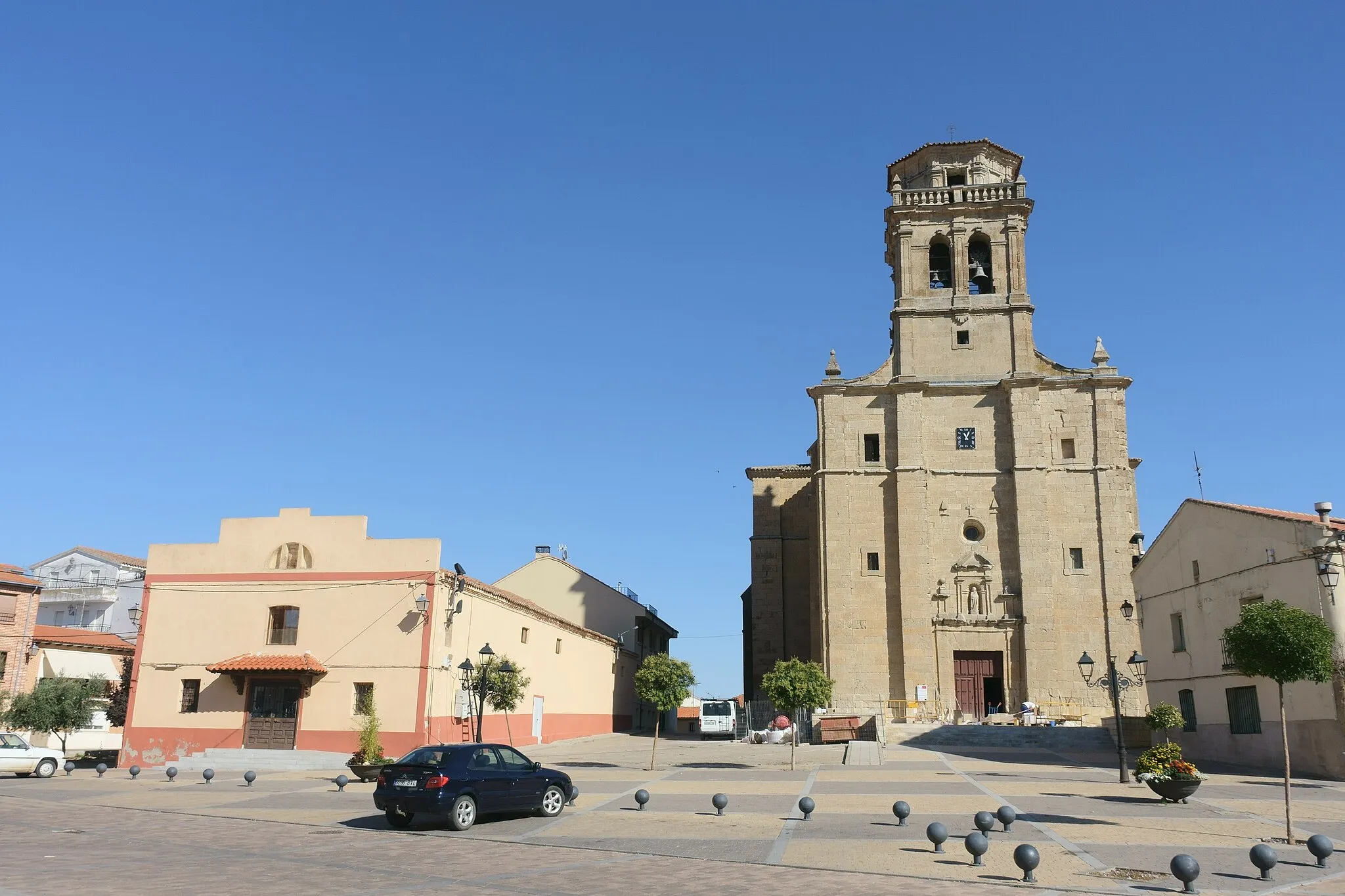 Photo showing: Iglesia de Santa María del Castillo y teatro, Fuentesaúco (Zamora, España).