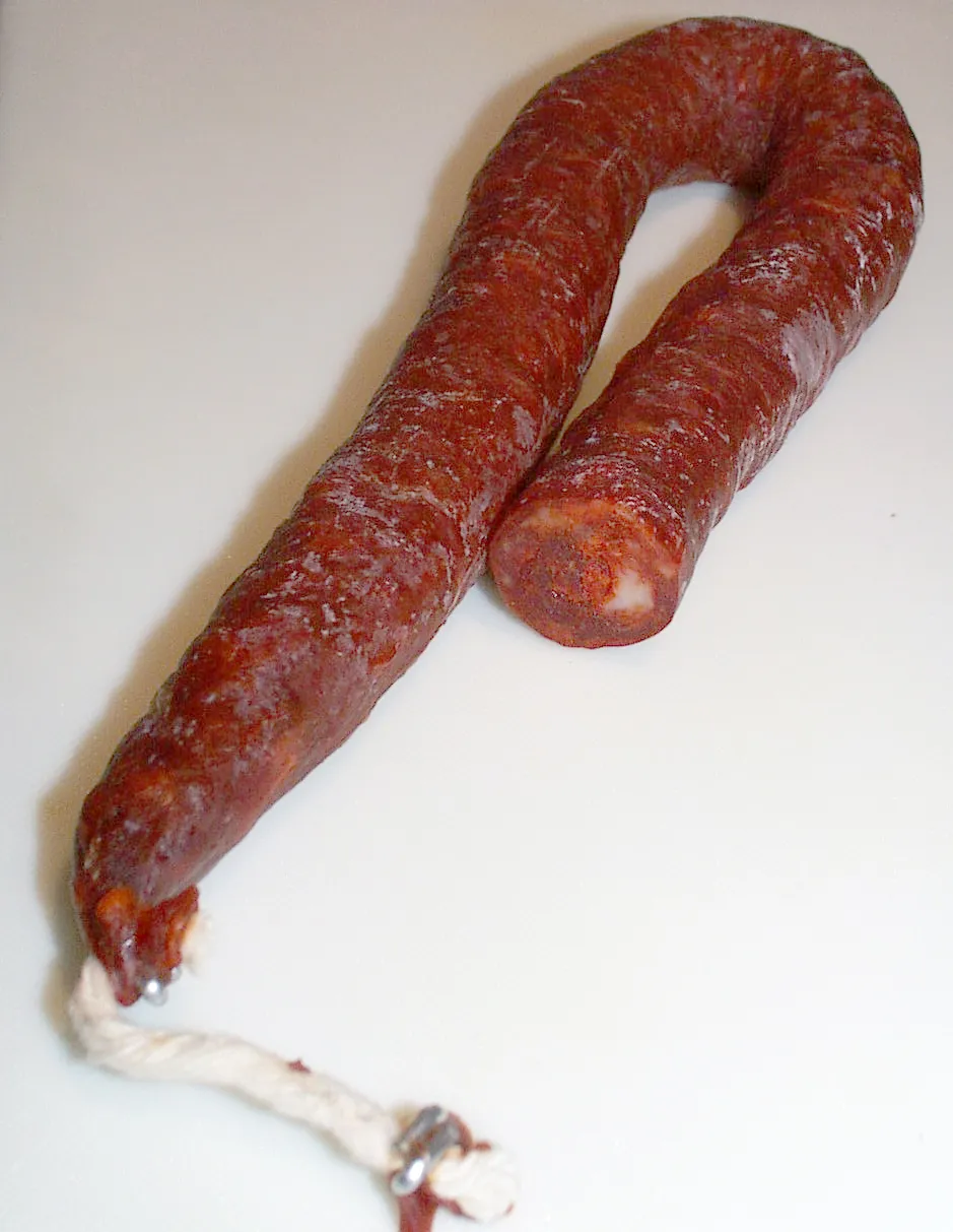 Photo showing: Sarta de chorizo

Edited version of Chorizo1.jpg, taken by de:Benutzer:Ardo Beltz, on 2005-02-24