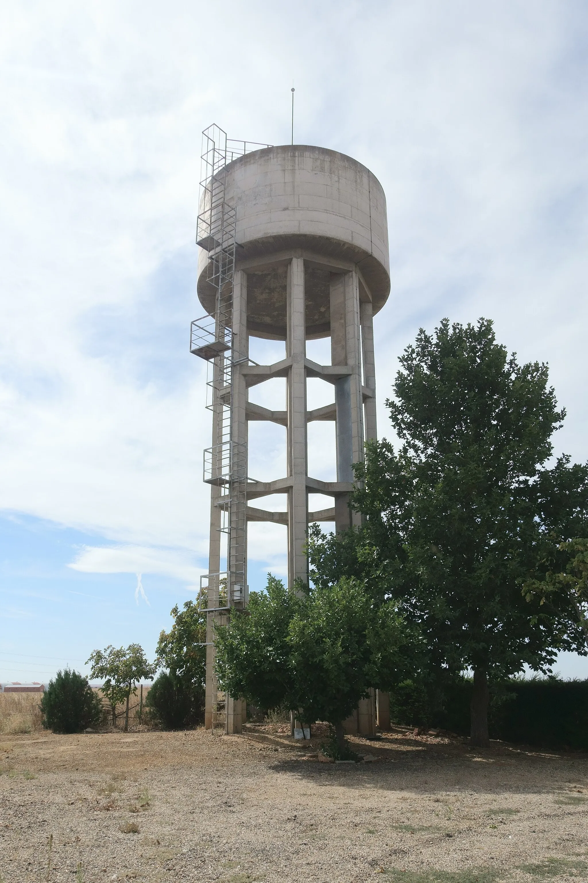 Photo showing: Depósito de agua en Castronuevo (Zamora, España).