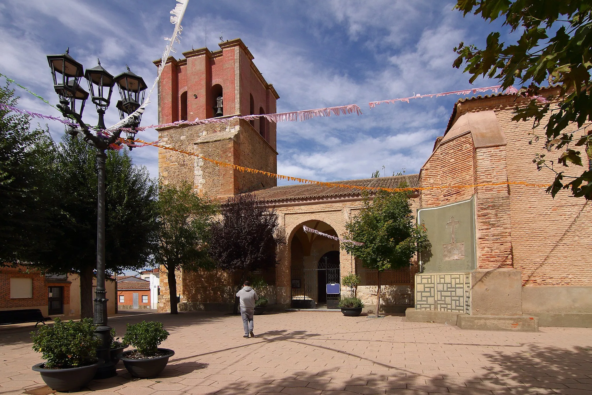 Photo showing: Villalba de la Lampreana, Iglesia de la Asunción de Ntra. Sra., fachada sur