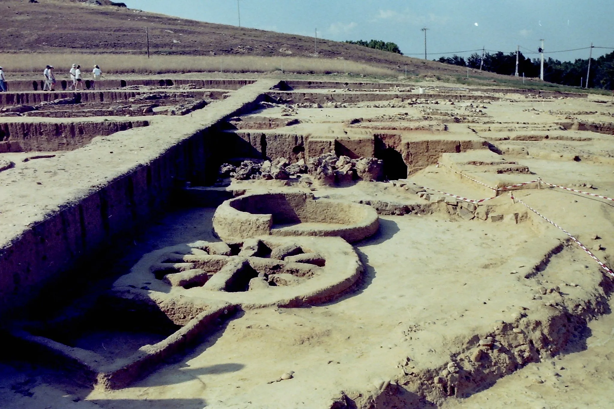 Photo showing: Manganeses de la Polvorosa. Yacimiento arqueológico de La Corona-El Pesadero. Agosto 1997