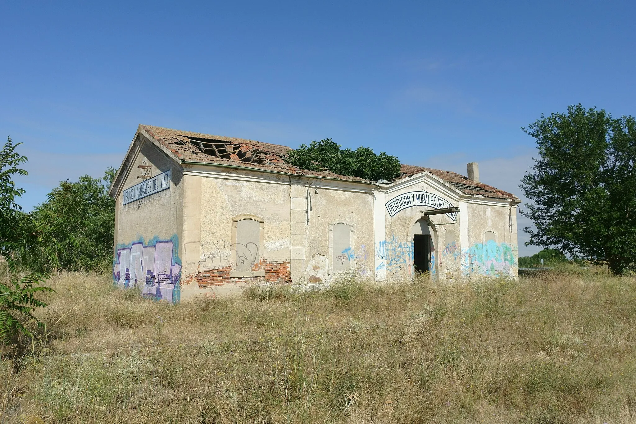 Photo showing: Antigua estación de ferrocarril de El Perdigón y Morales del Vino (Zamora, España).