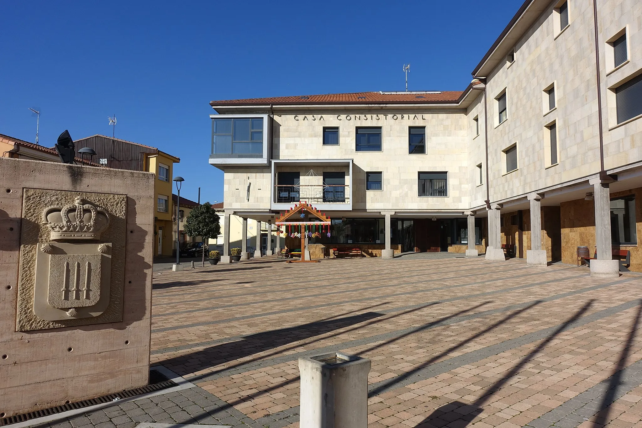 Photo showing: Casa consistorial de Villadangos del Páramo (León, España).