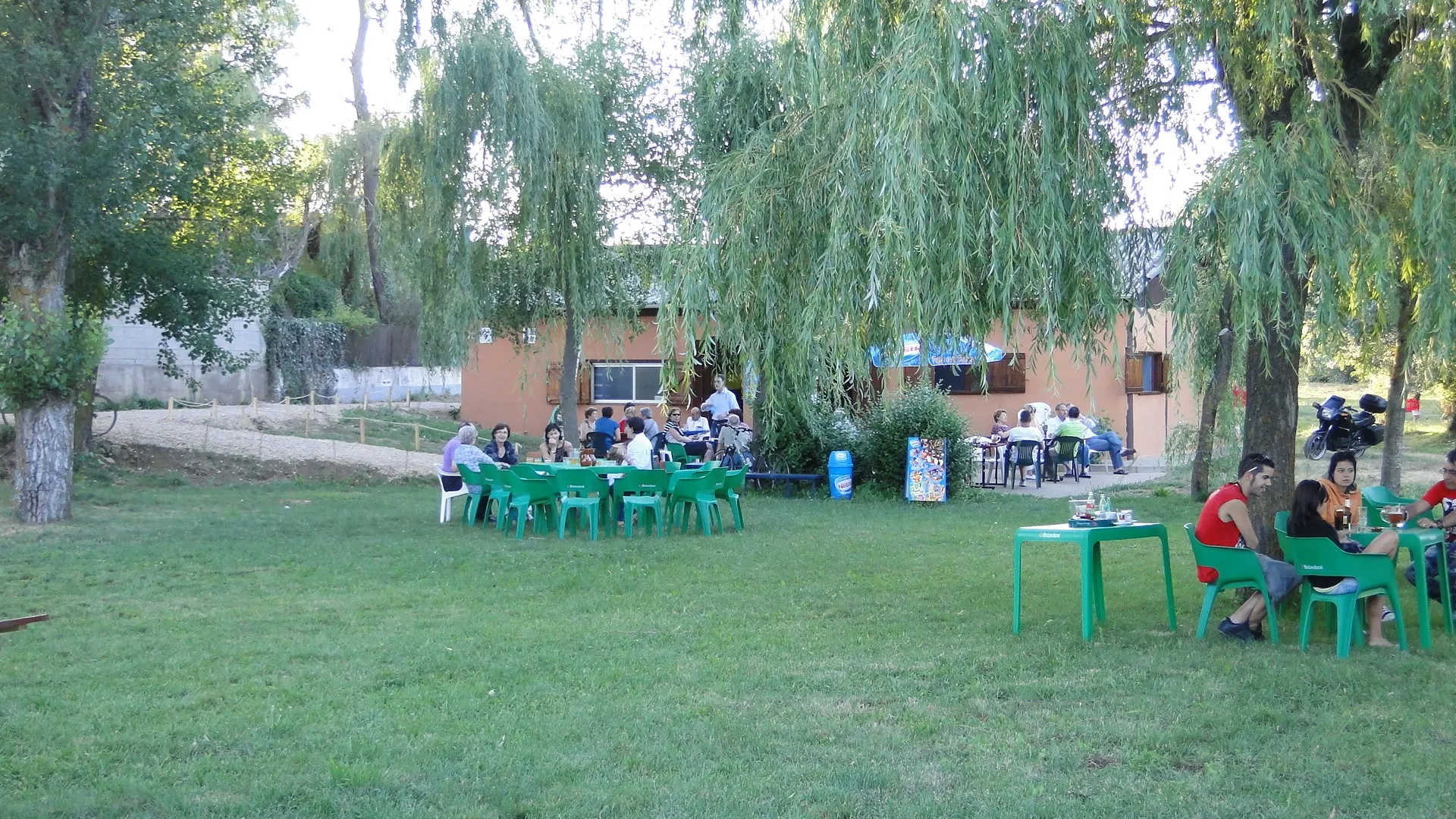 Photo showing: Merendero Pison - el bar y terraza  2- Sueros de Cepeda